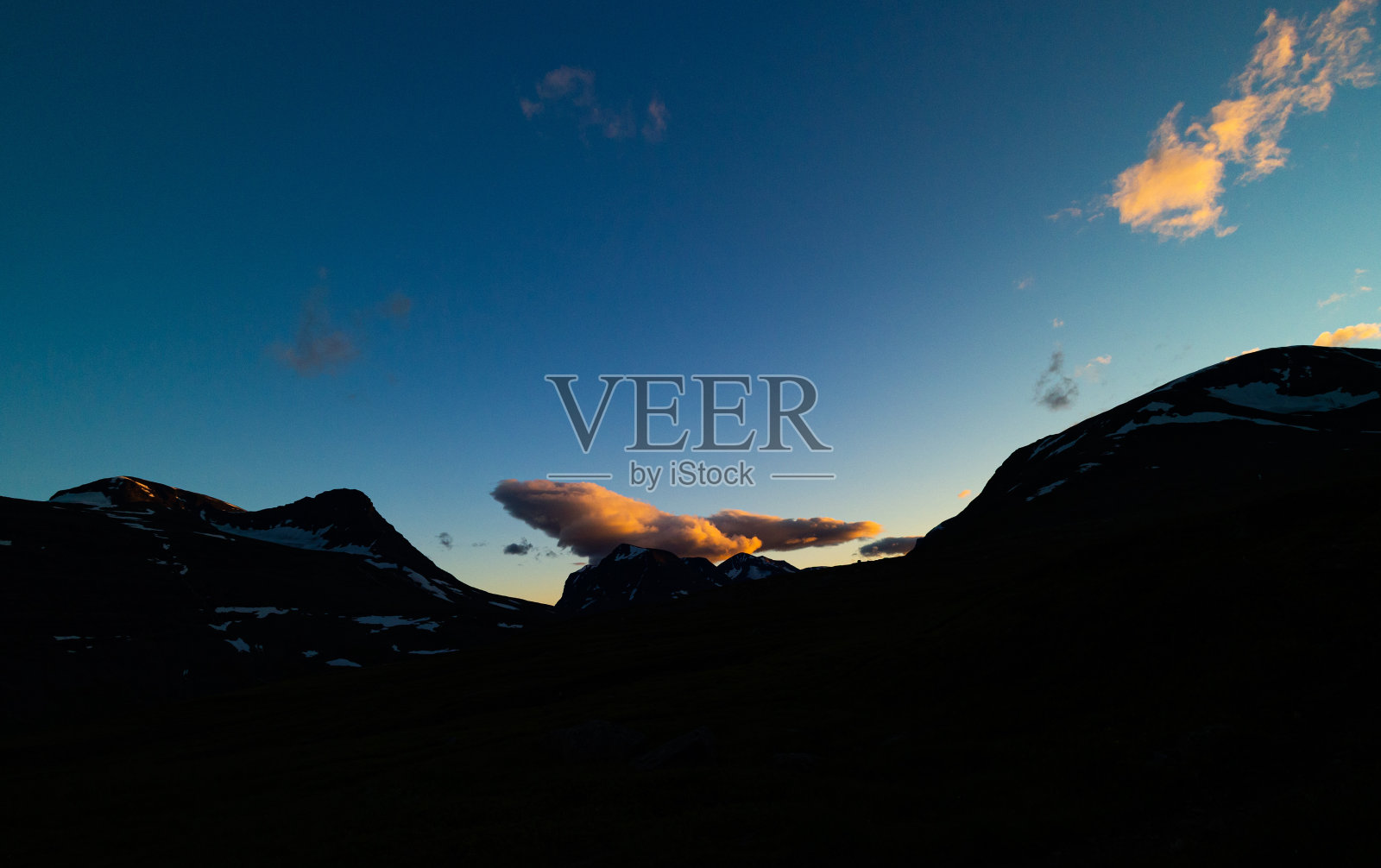 瑞典萨雷克国家公园的夜空引人注目。照片摄影图片