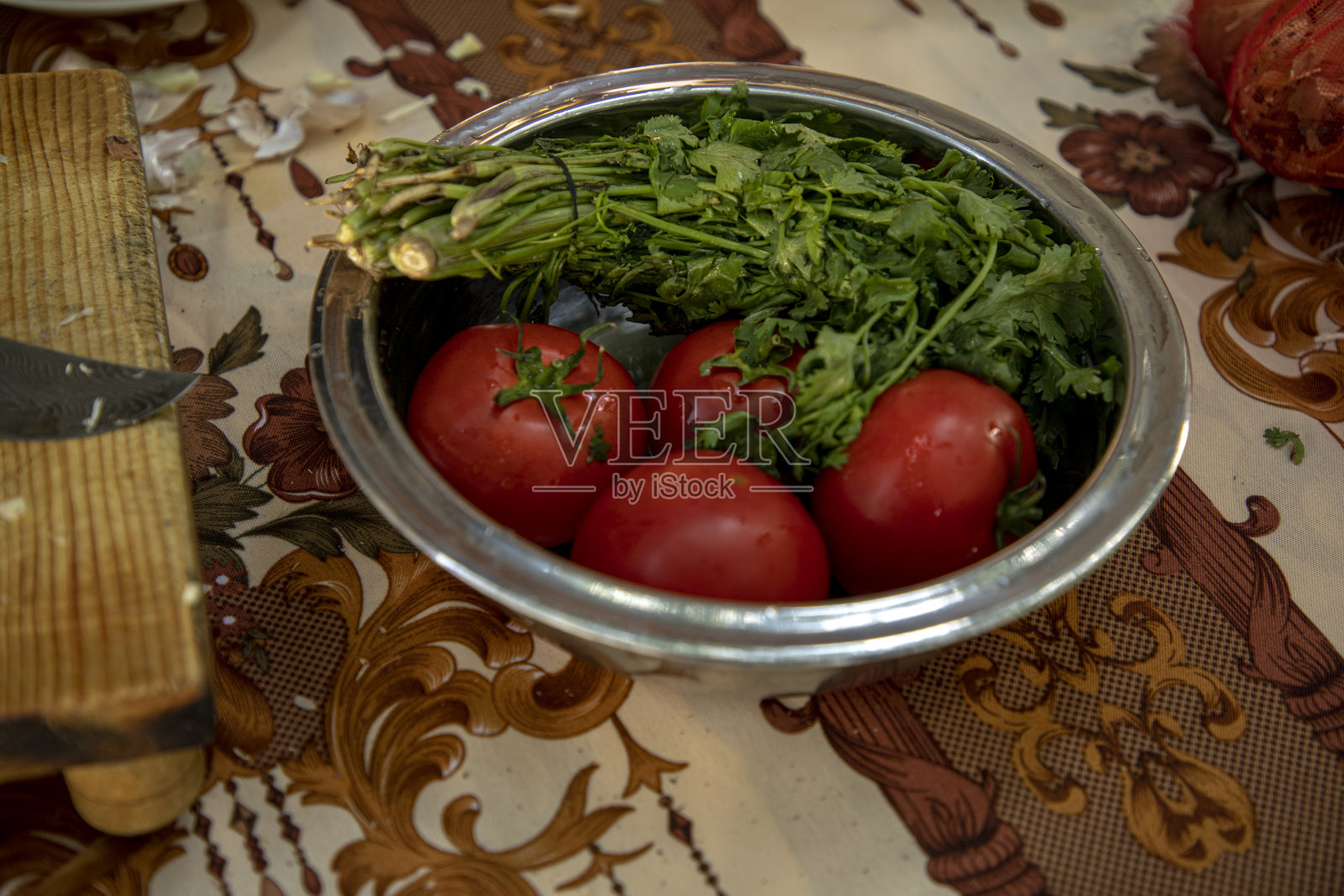 西红柿和香菜放在碗里照片摄影图片