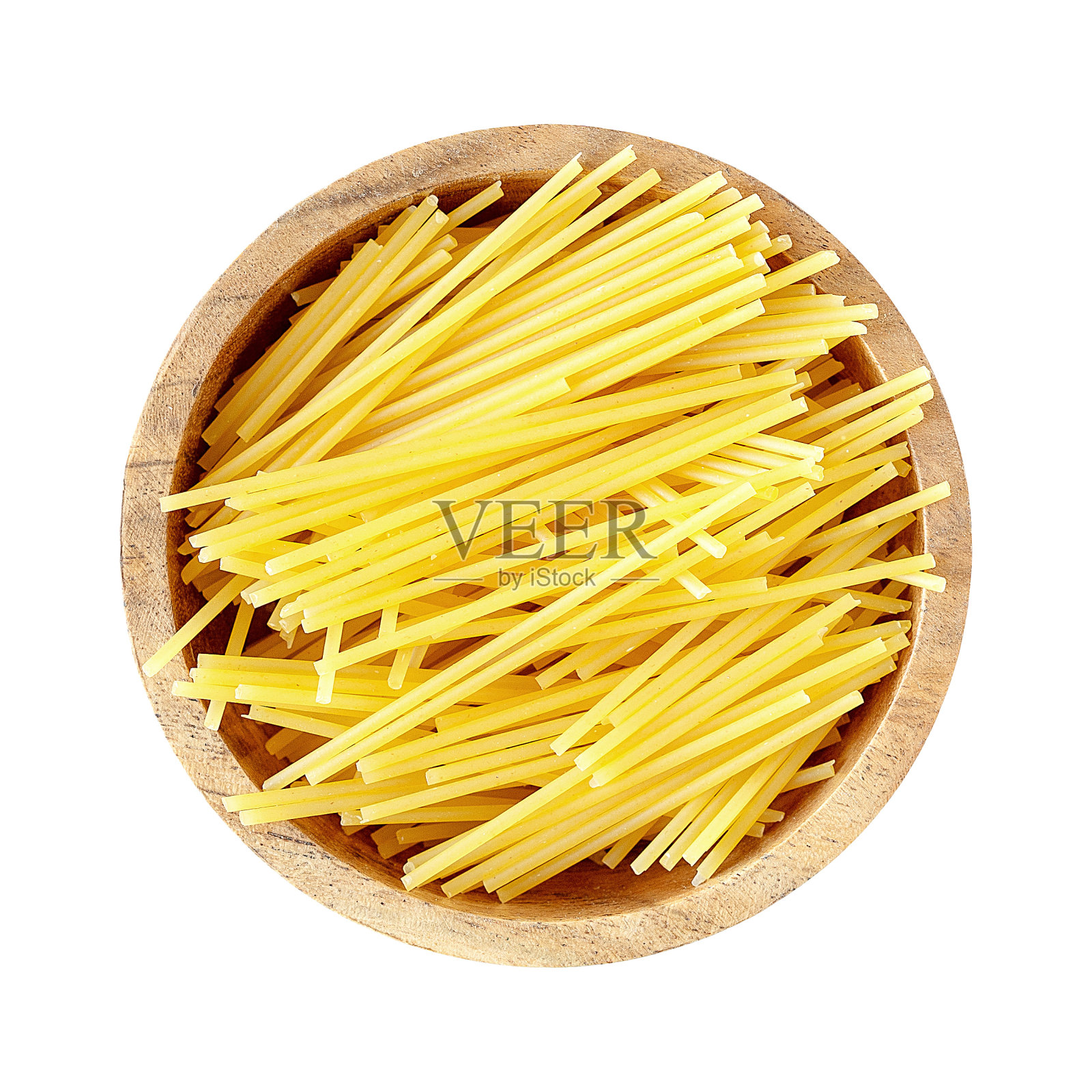 意大利面,装在木碗里的意大利面,单独放在白色的背景上照片摄影图片