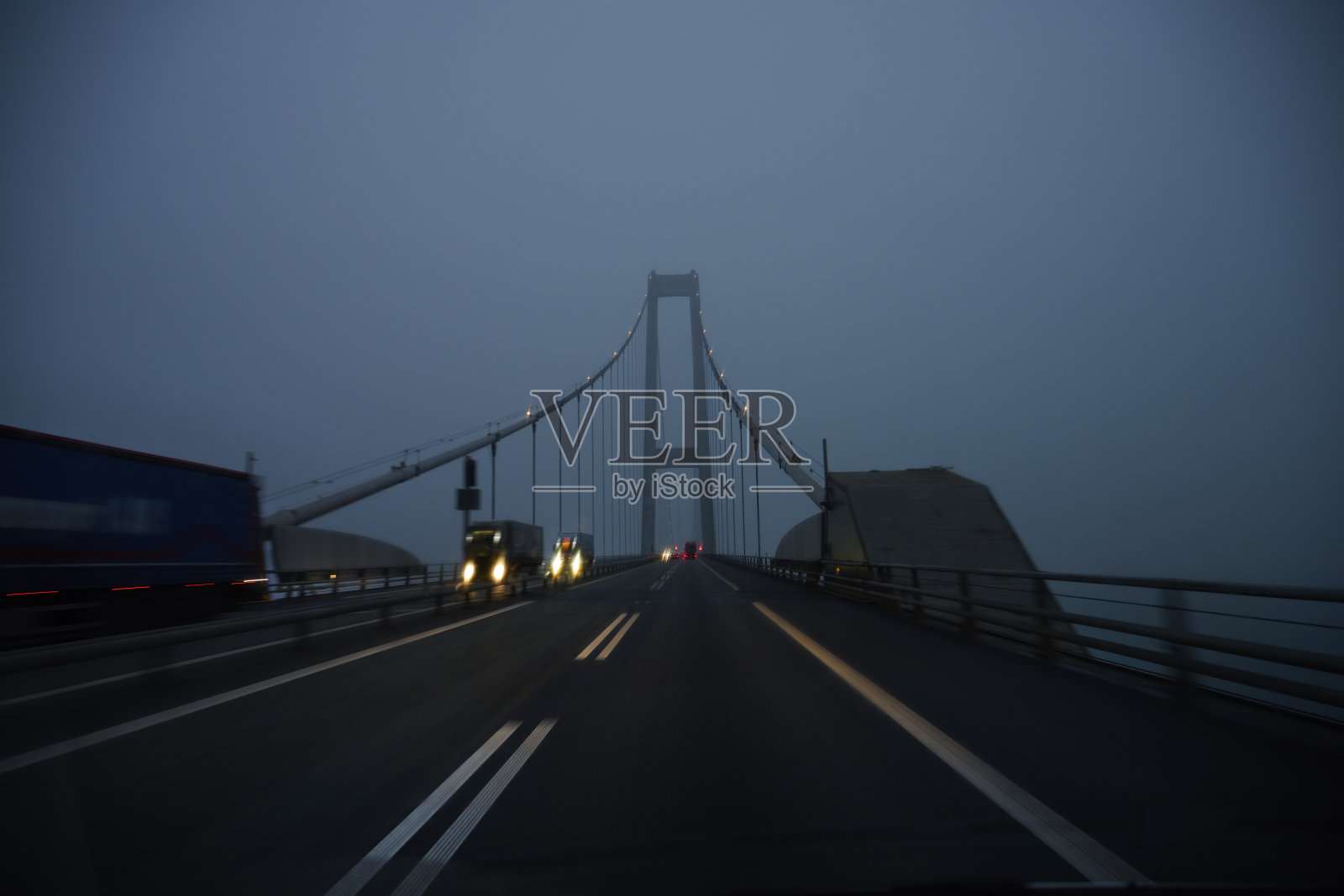 在通往吊桥的高速公路上开车照片摄影图片