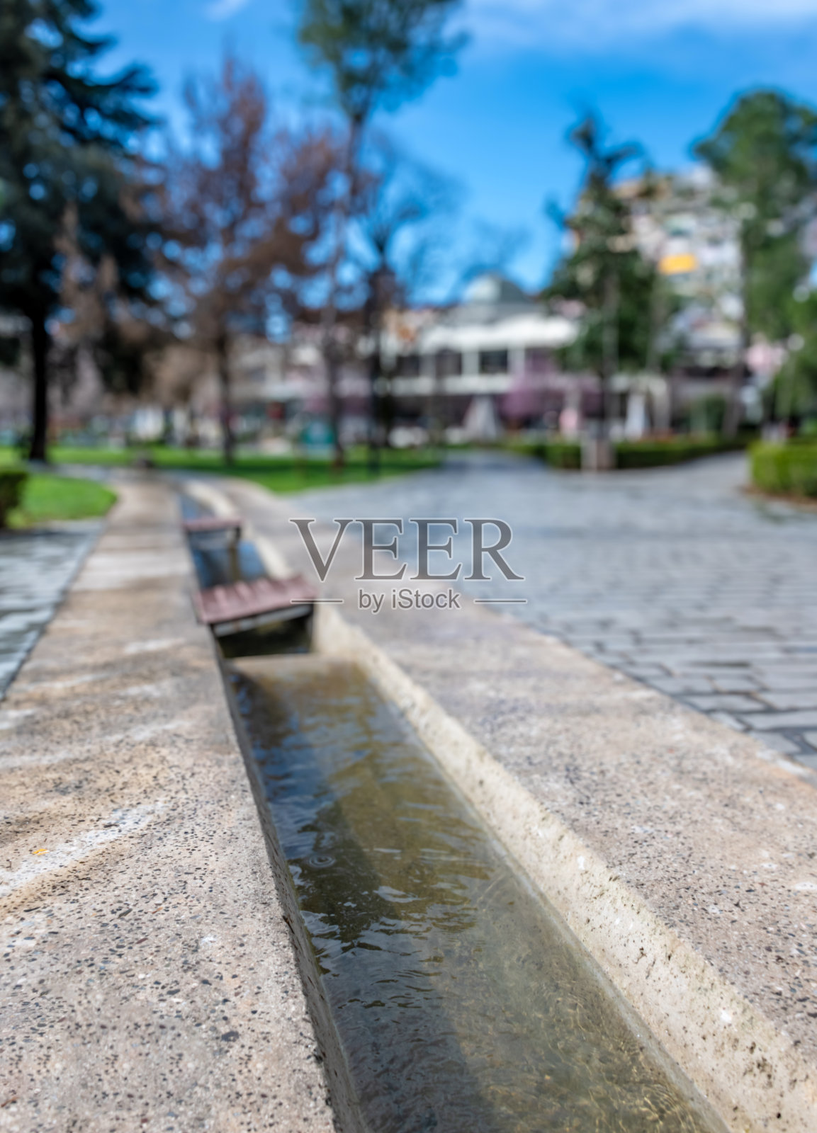 地拉那Lulishte Ismail Qemali公园的小溪照片摄影图片