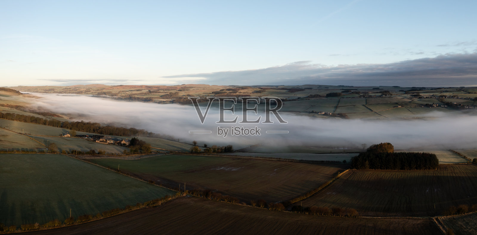 泰恩河流域海顿桥云层逆温的航拍全景照片摄影图片