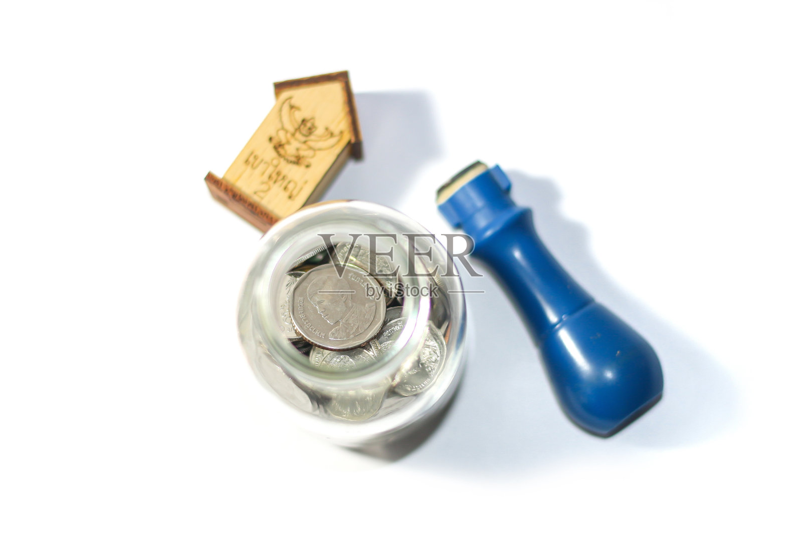 用概念理财为买房省钱算账。孤立的背景。照片摄影图片