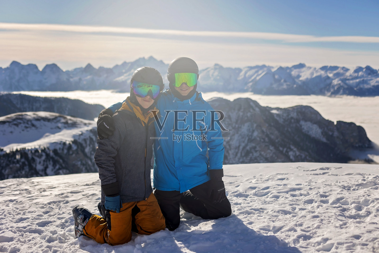 孩子和大人,快乐的一家人穿着冬装在滑雪场度假,滑雪,过冬照片摄影图片