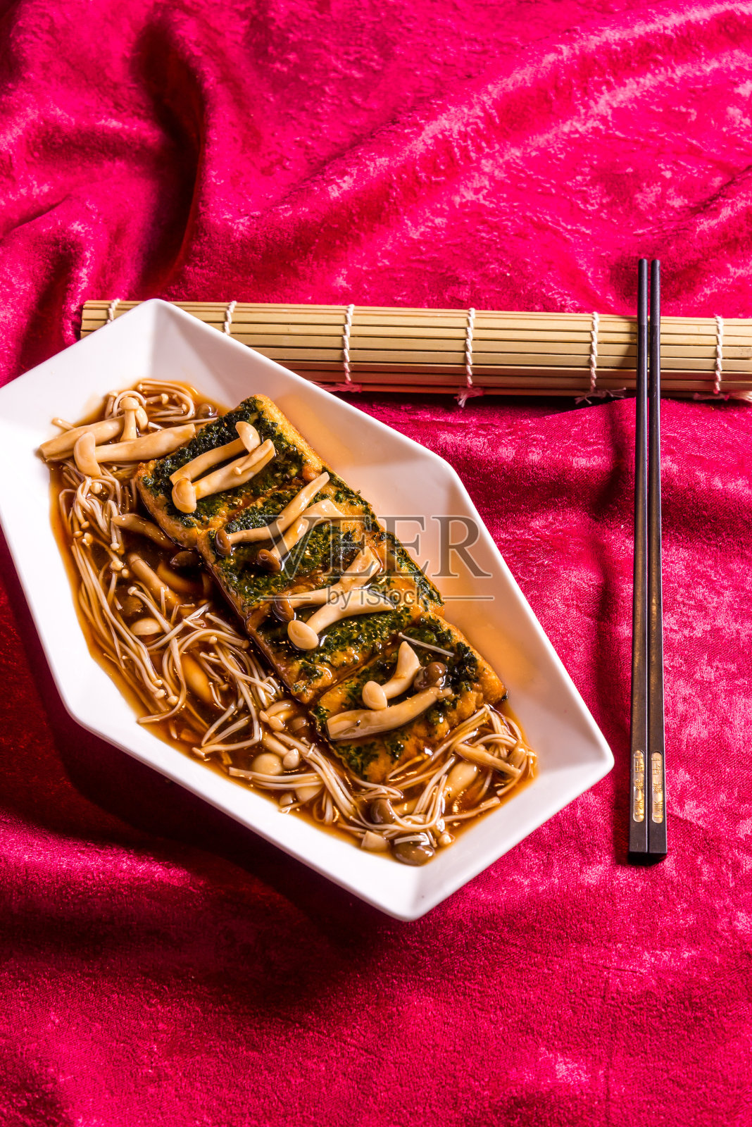 油酥豆腐红烧香菇蛋蟹肉浓汁木桌餐厅中式宴会清真蔬菜亚洲咖啡馆菜单照片摄影图片