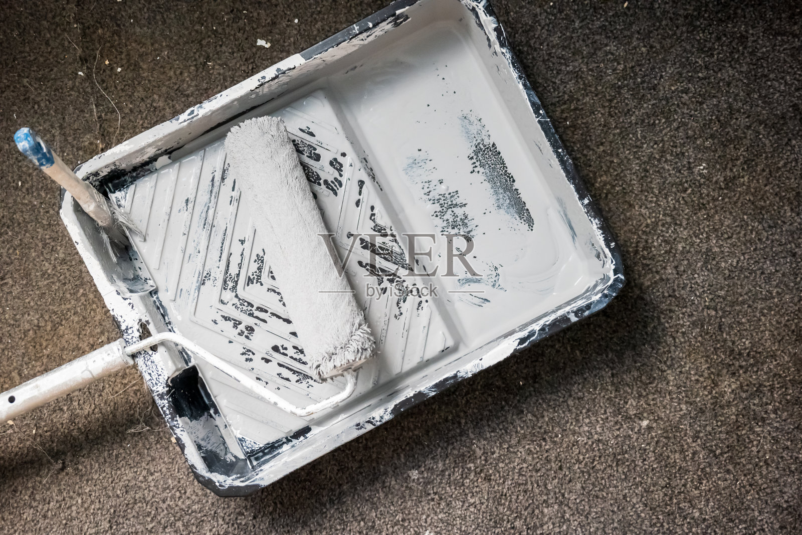 油漆托盘滚筒在家庭装修时油漆后照片摄影图片