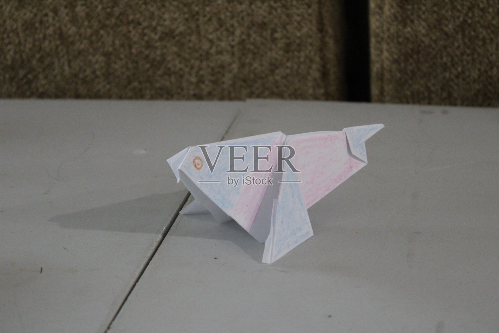 桌上的自制折纸鸽子照片摄影图片