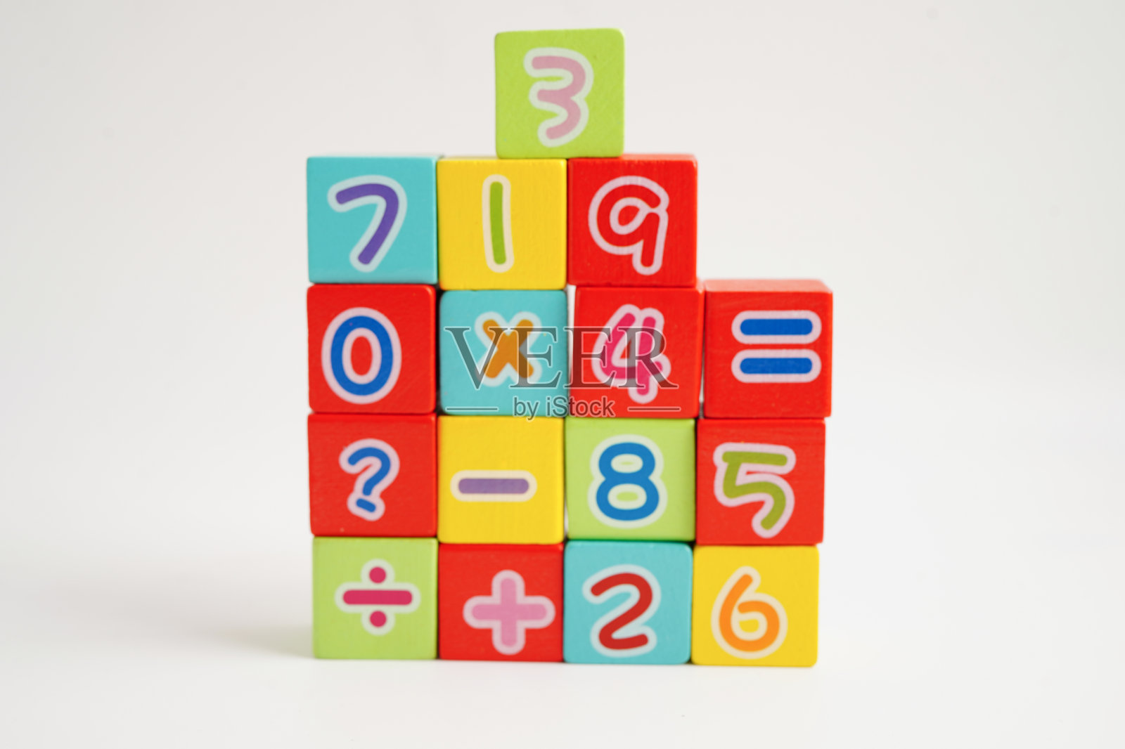 数字木块立方体用于学习数学,教育数学概念。照片摄影图片