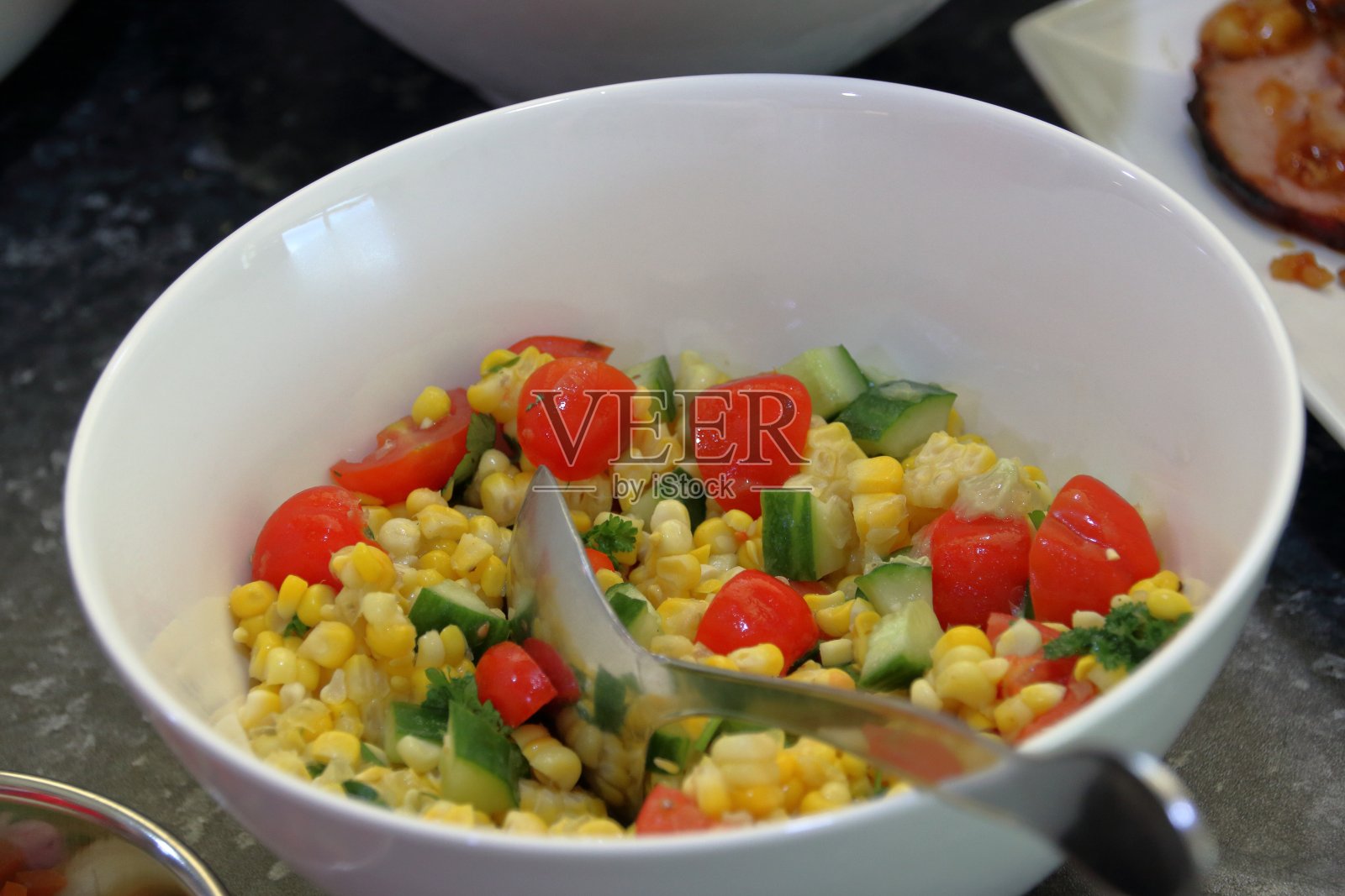 白碗里的沙拉照片摄影图片