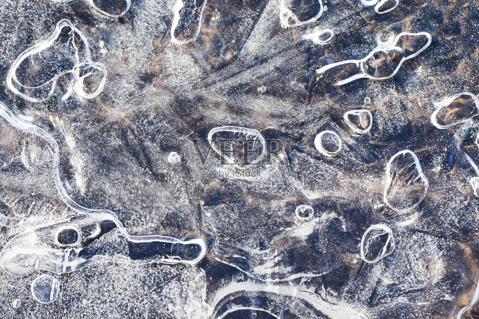 冰纹理。冬季季节图案。水晶闪耀。冰冻的水坑。小块的冰。破裂的水会结冰。照片摄影图片