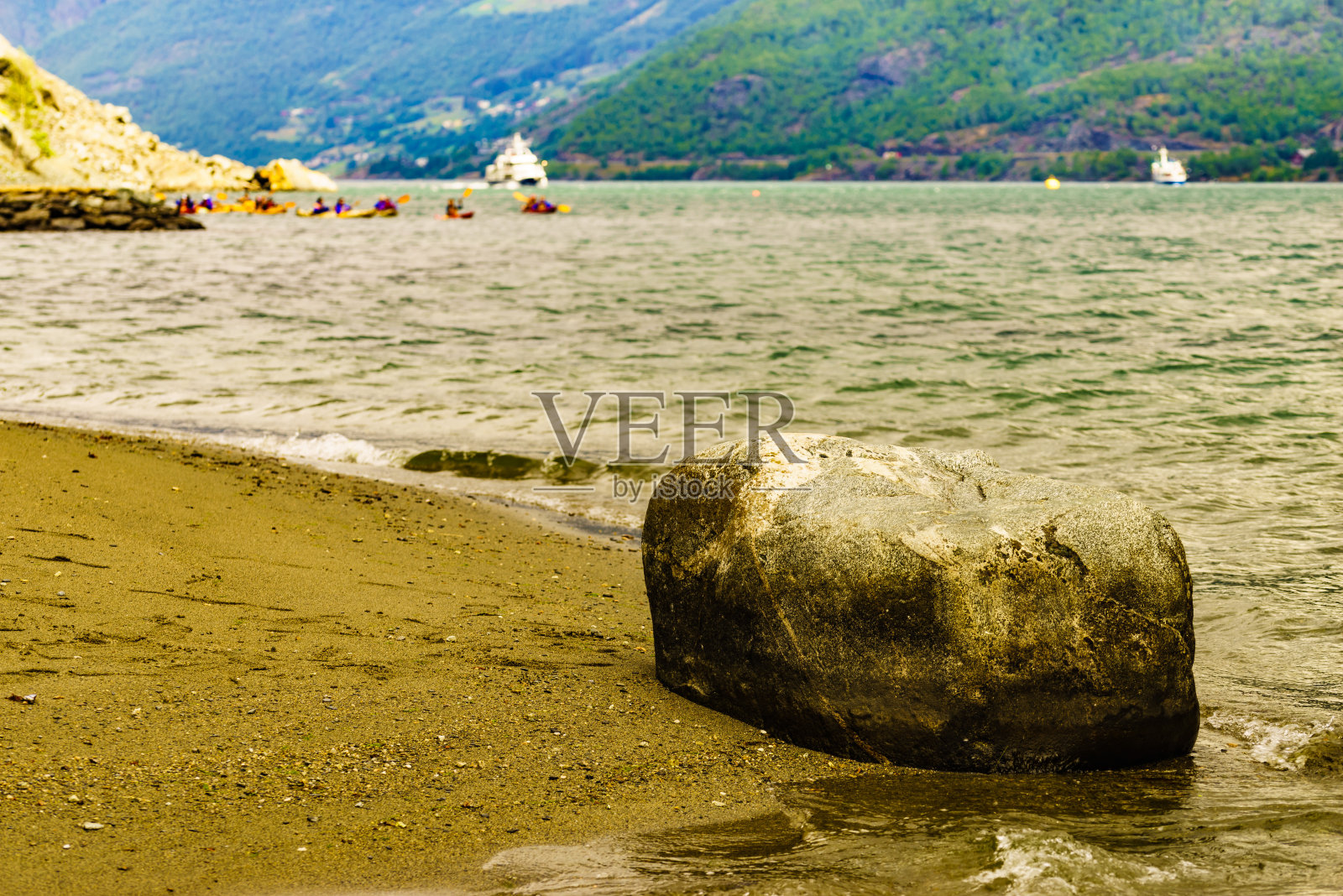 人们在峡湾划皮划艇,弗洛姆挪威照片摄影图片