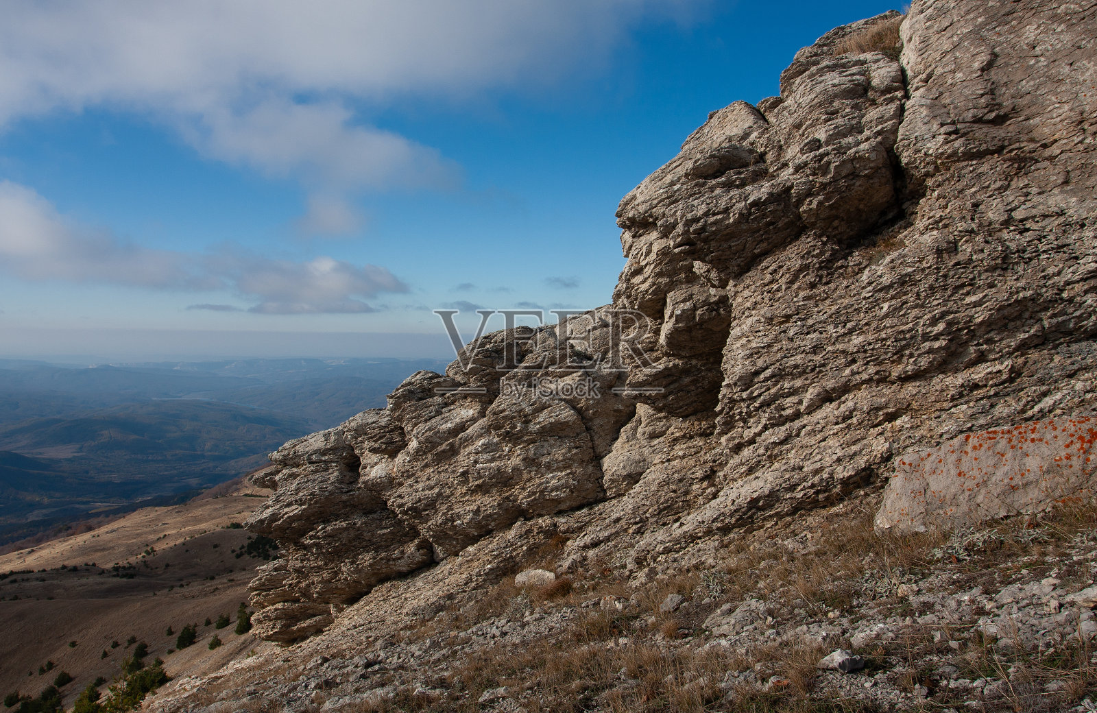 山谷上方的山岩照片摄影图片