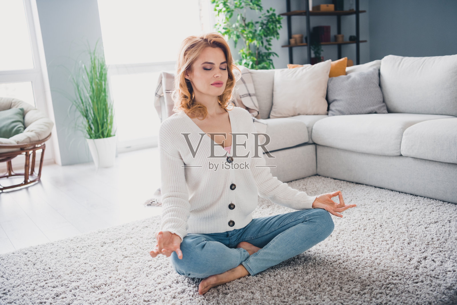 平静的人全身画像光着脚坐在地板上,交叉双腿闭上眼睛冥想客厅平里面照片摄影图片