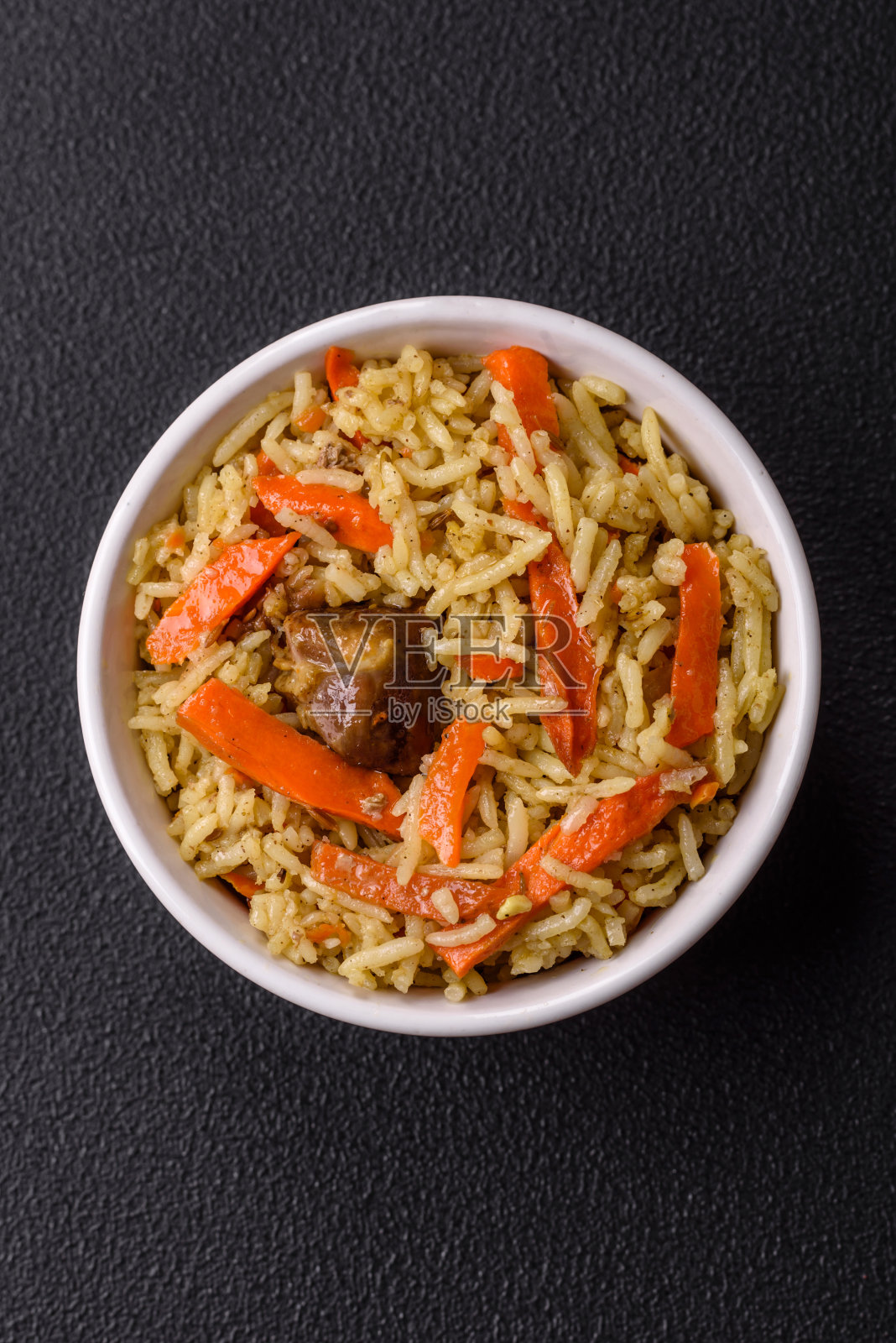 美味的饭,蔬菜,盐,香料和香草在一个陶瓷盘子照片摄影图片