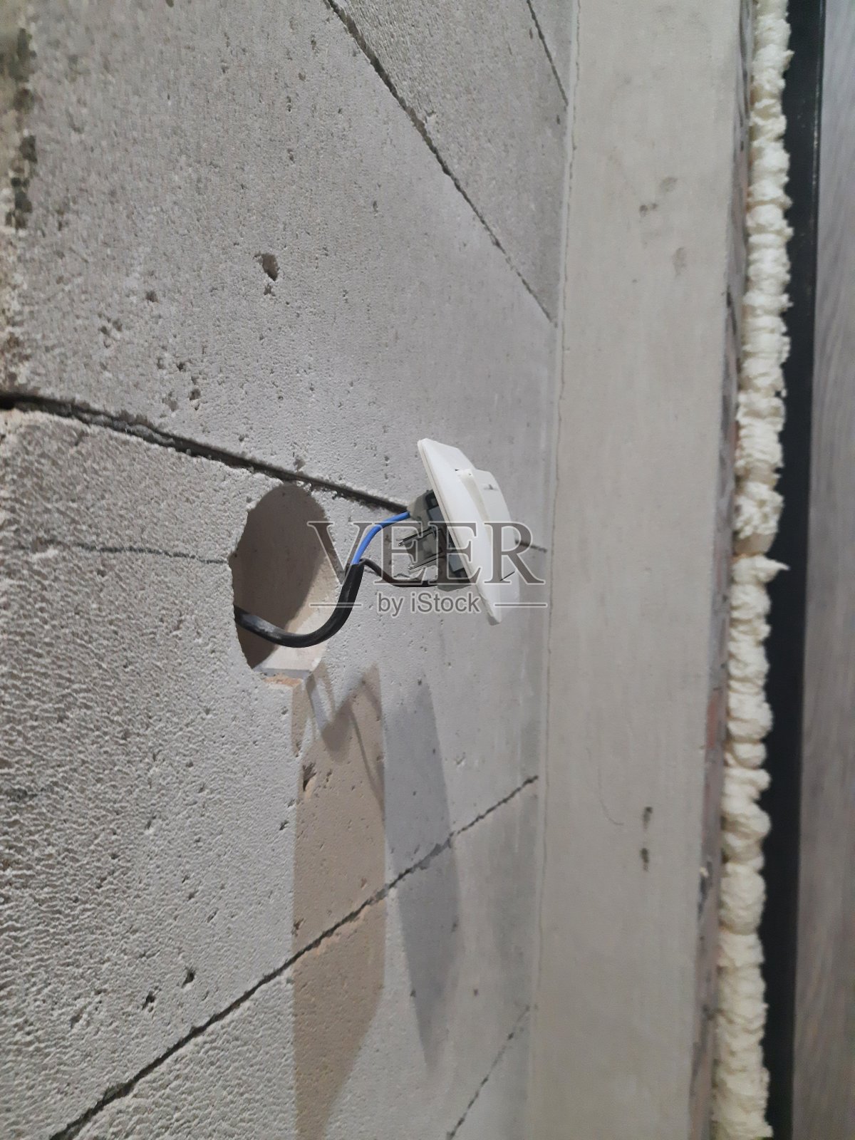 公寓内电灯开关的临时连接。照片摄影图片