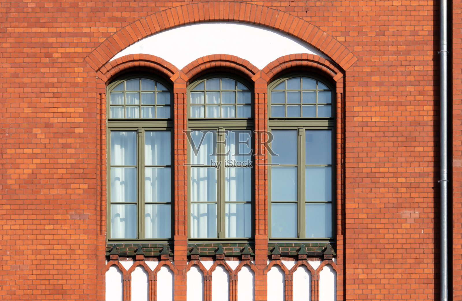 砖立面上的圆拱窗户照片摄影图片