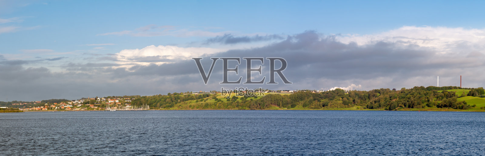 马里耶尔峡湾海岸线全景图,森林丘陵,丹麦,北丹麦,海默兰,霍布罗,照片摄影图片