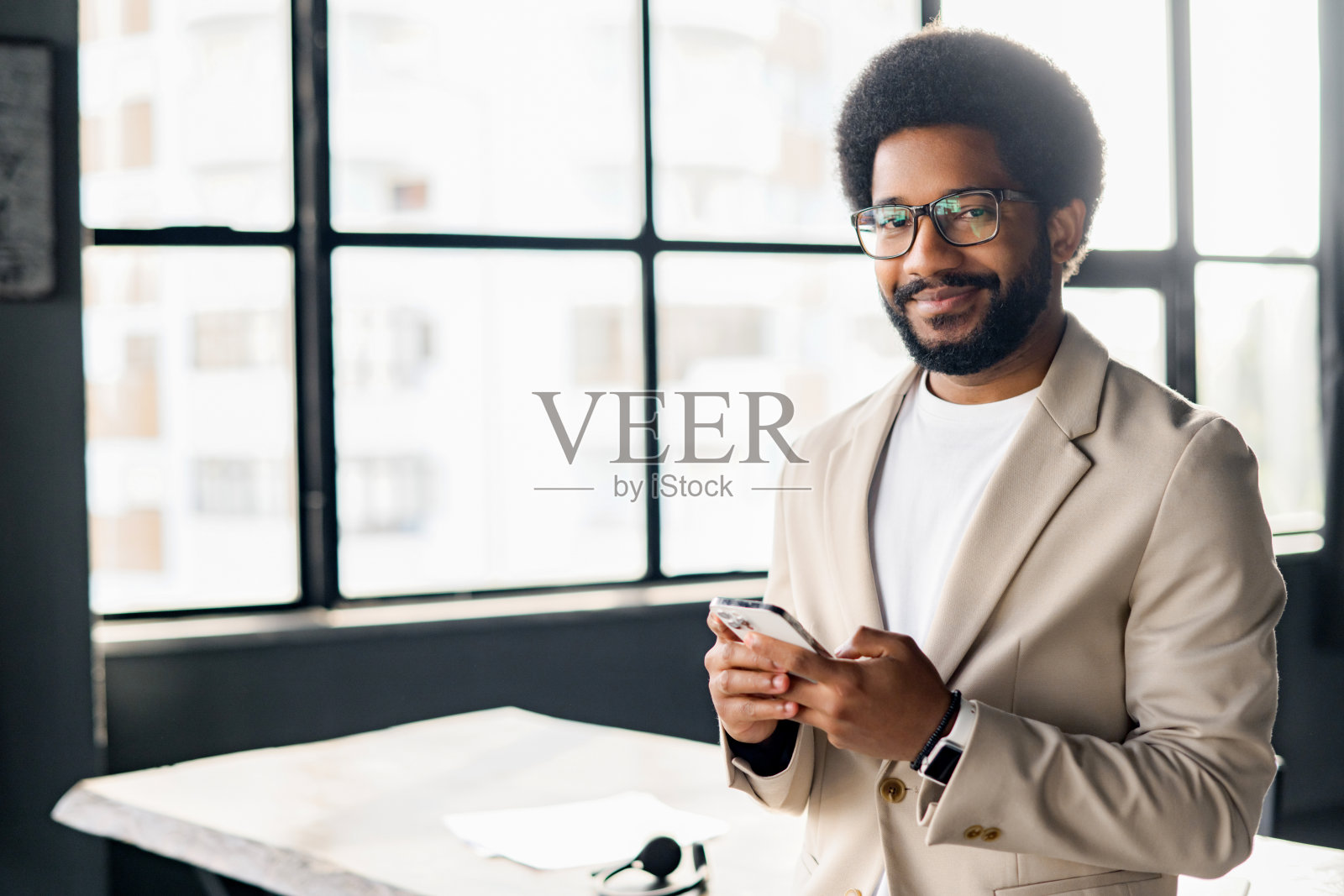 一位使用智能手机的男性企业家照片摄影图片