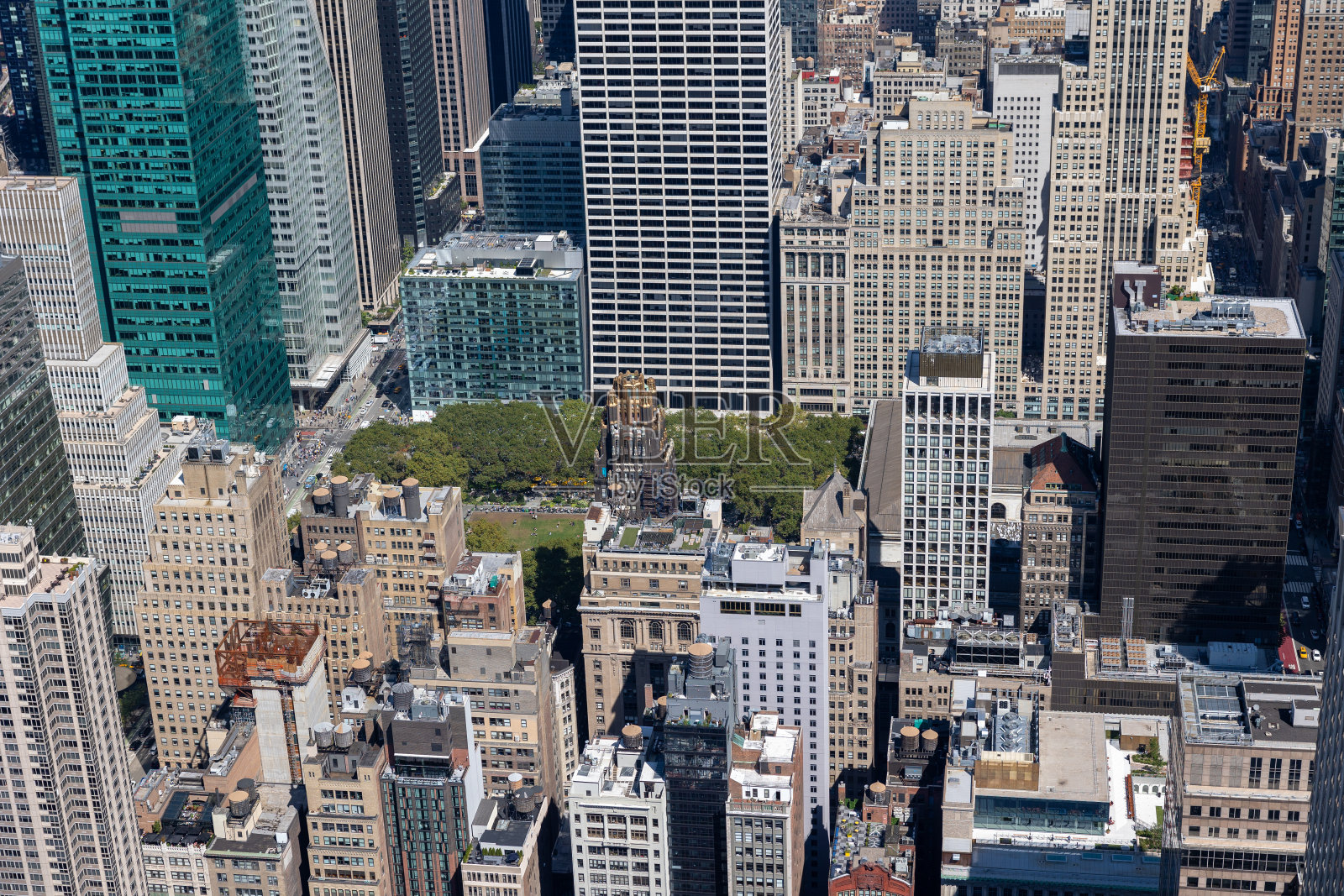 阳光明媚的一天,从直升机上俯瞰曼哈顿照片摄影图片