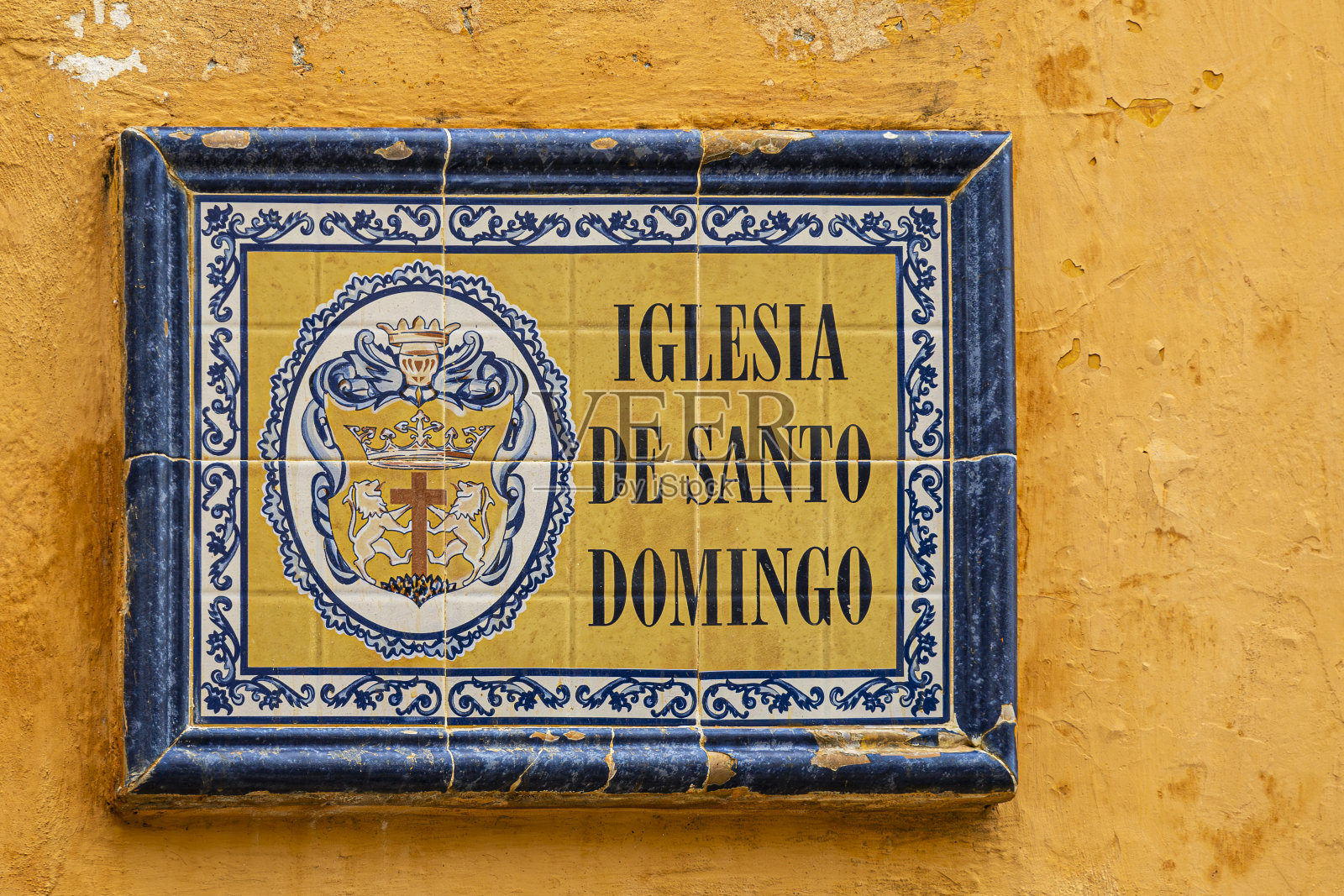 橙色墙上的圣多明各教堂标志,卡塔赫纳,哥伦比亚照片摄影图片