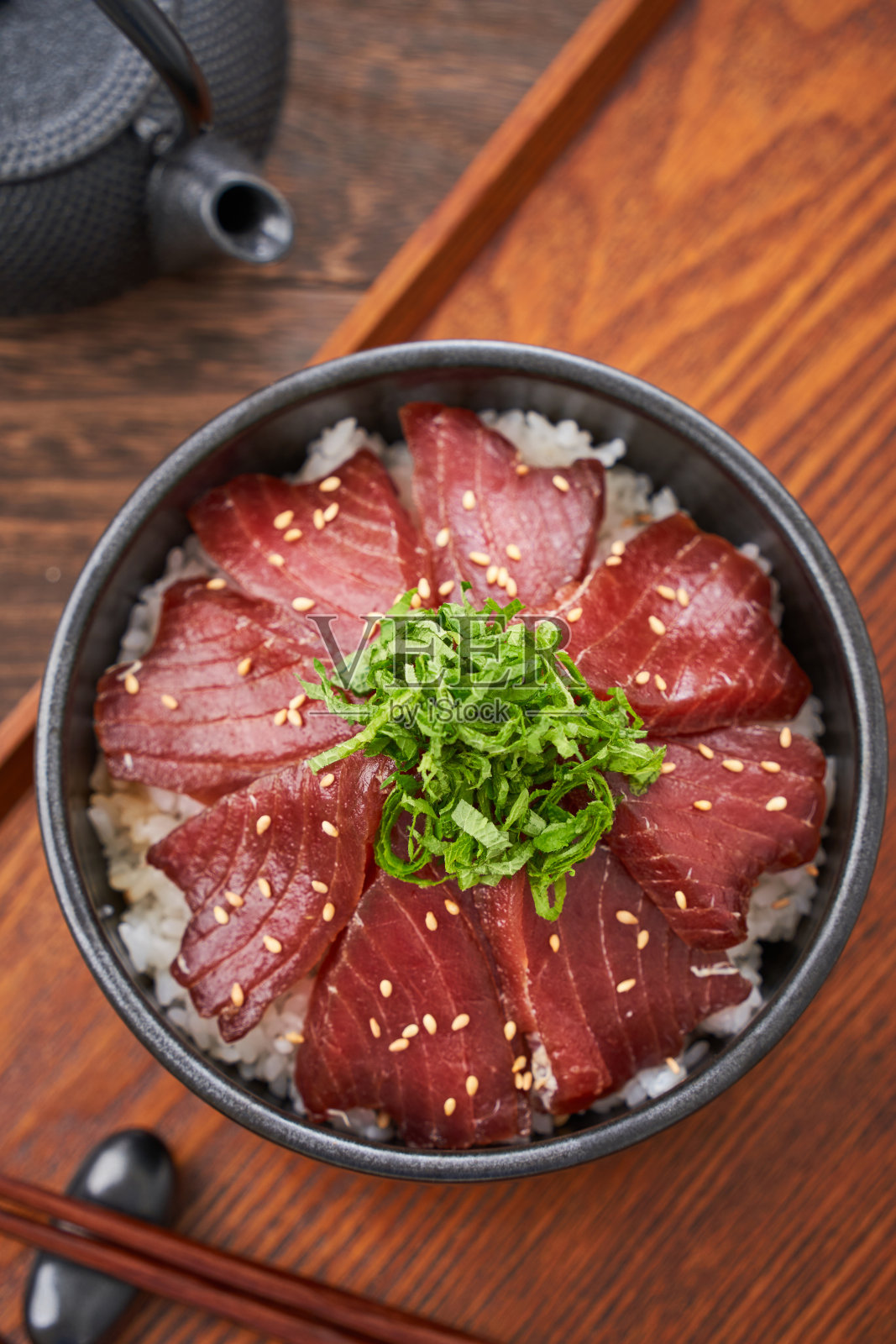 日本食物:金枪鱼配米饭,再淋上酱油照片摄影图片