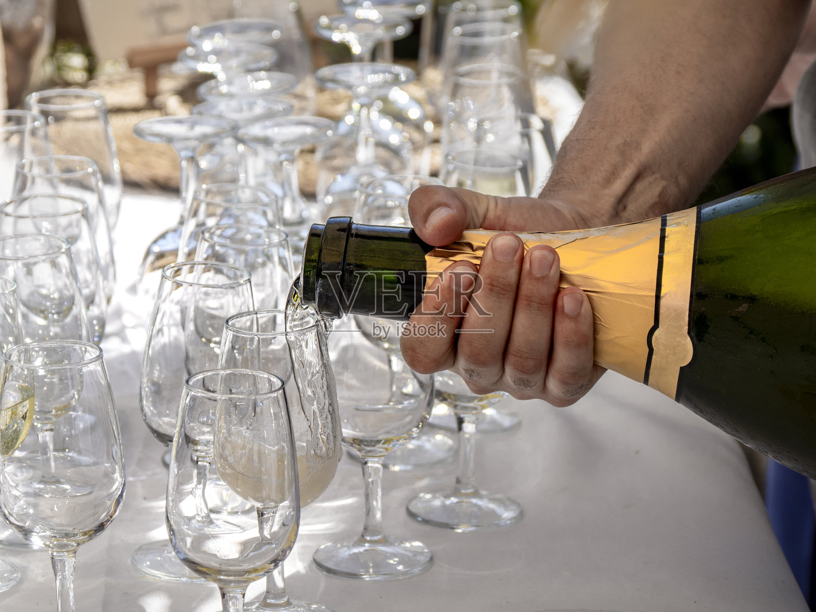 用酒瓶倒起泡酒照片摄影图片