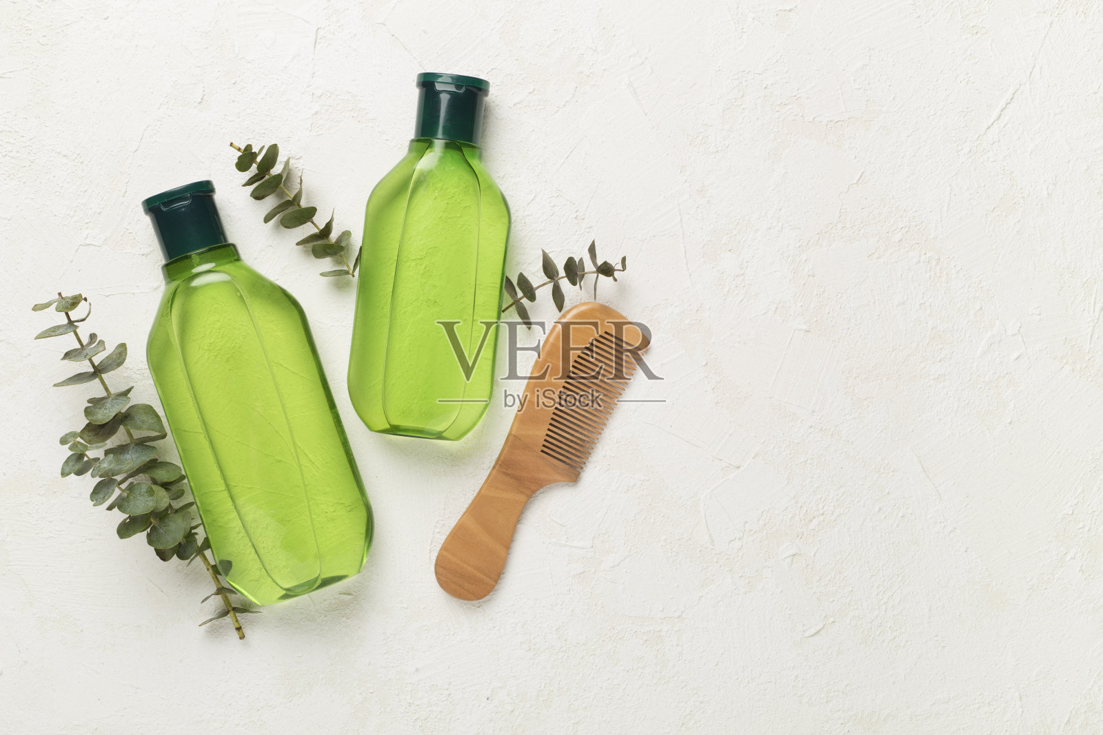 草药洗发水和护发素和梳子在混凝土背景,俯视图照片摄影图片