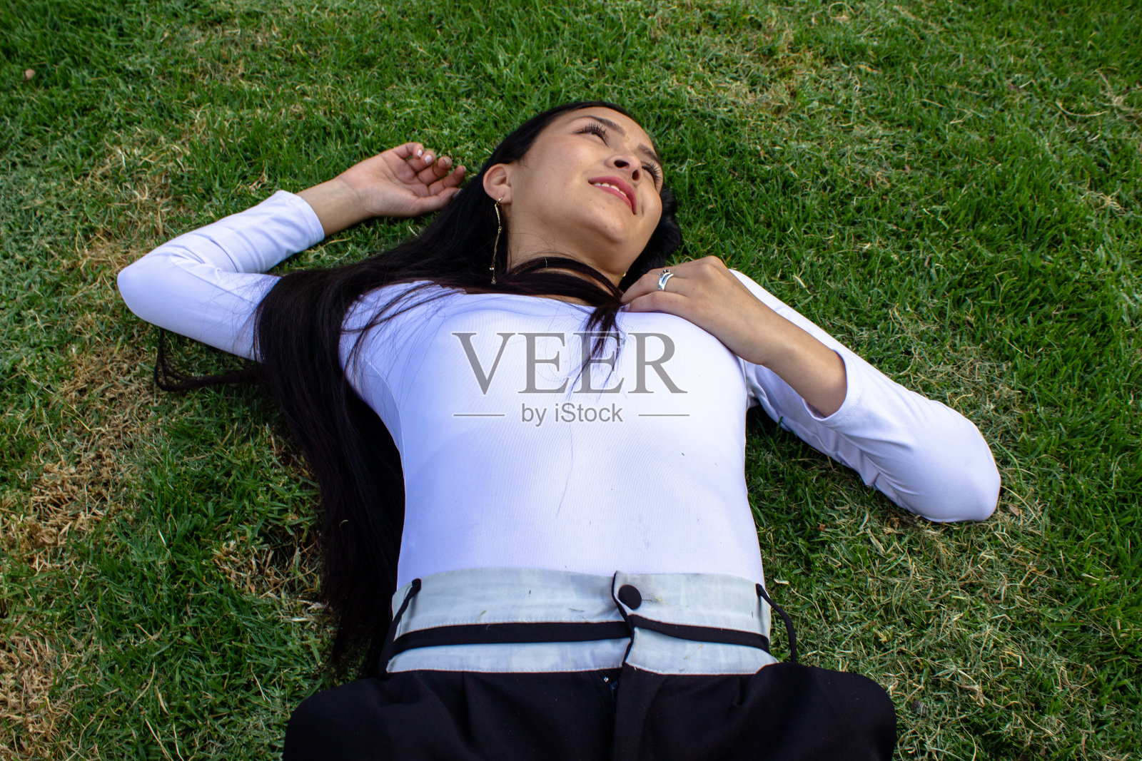 美丽的年轻女子在公园里摆姿势照片摄影图片