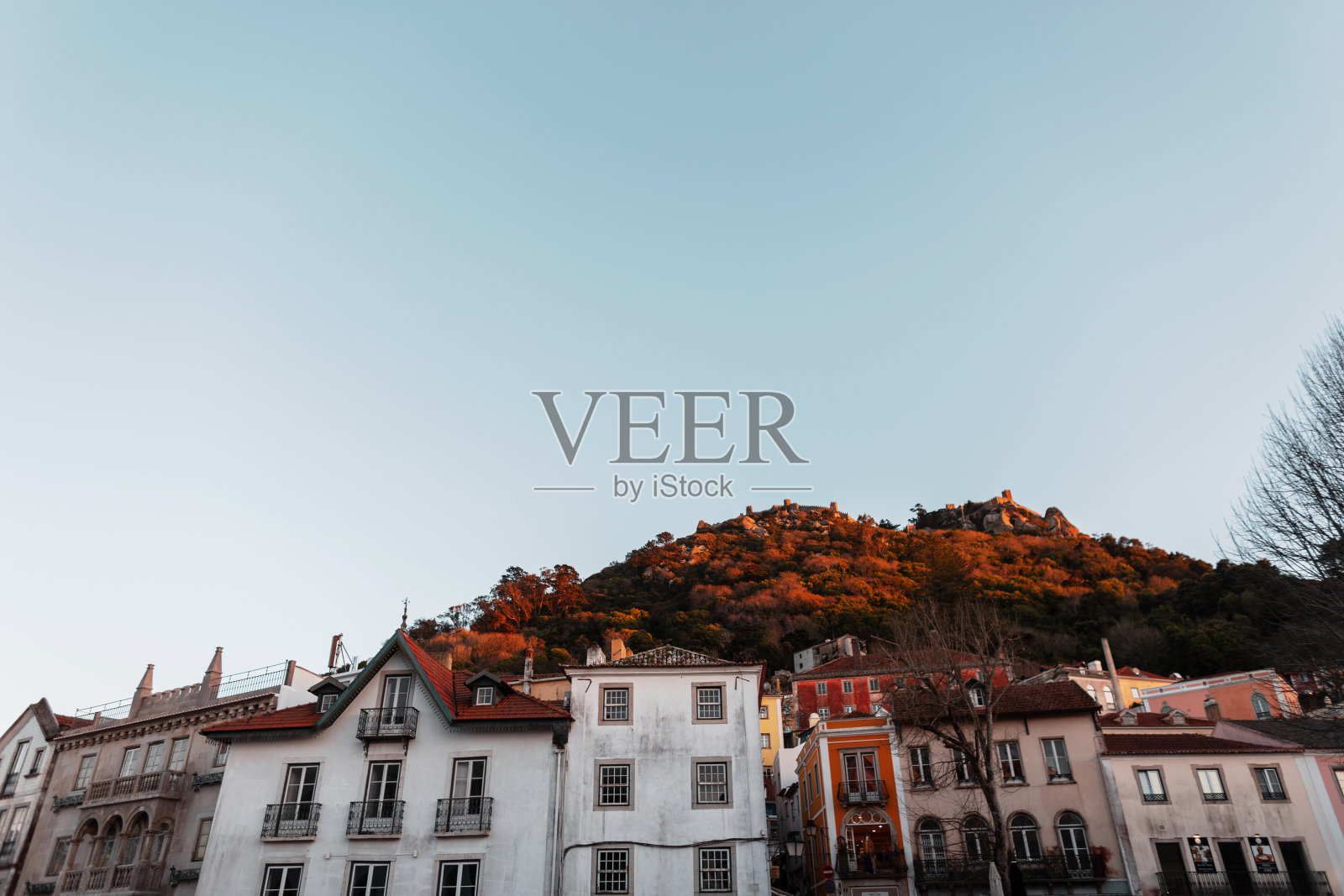 里斯本辛特拉地区美丽的葡萄牙历史。古色古香的房子、城堡和山上的建筑照片摄影图片