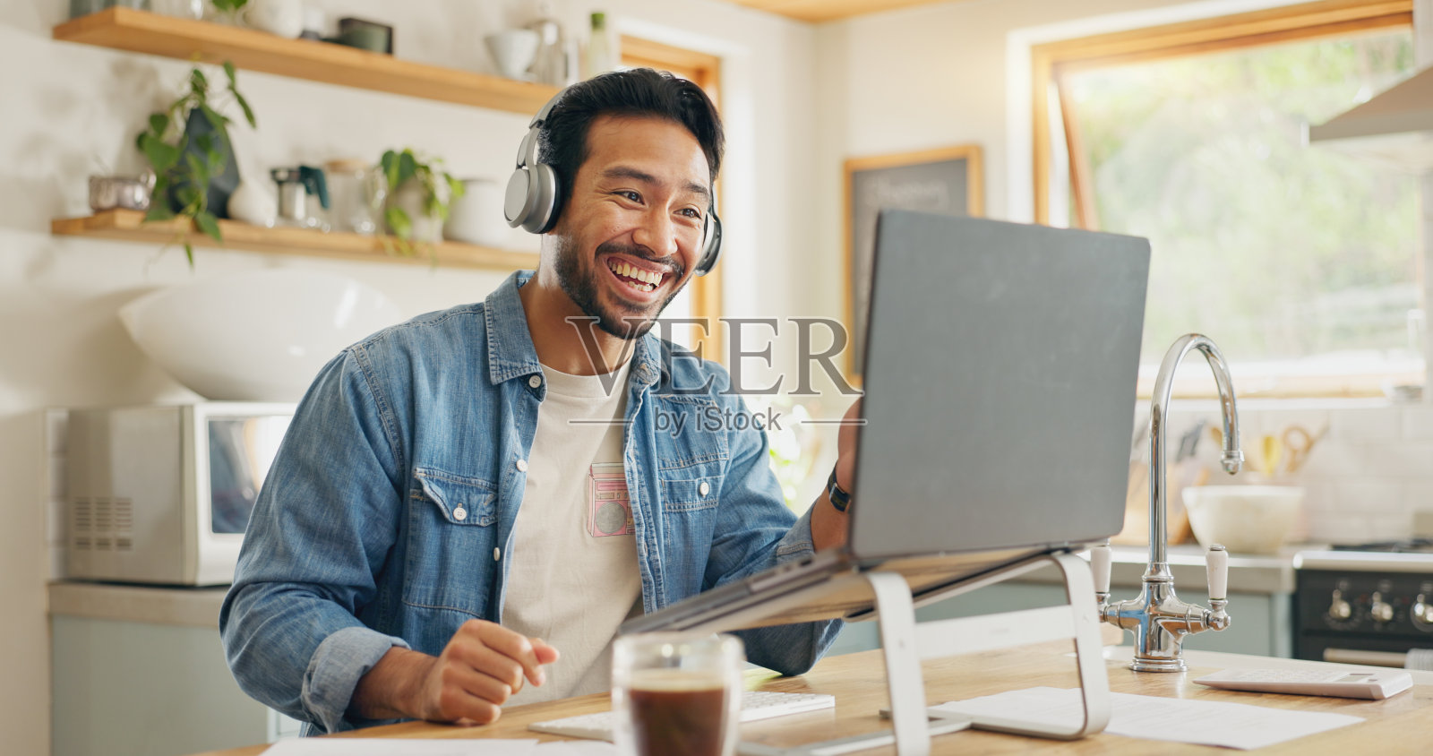 在家远程工作,用笔记本电脑聊天,视频通话或社交媒体与在线会议。男性,企业家或员工与个人电脑,对话或网络研讨会与互联网连接照片摄影图片