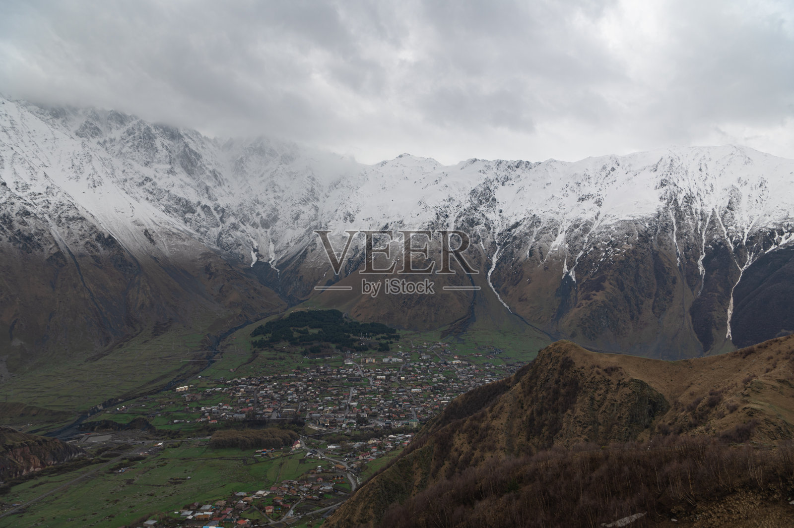 通往卡兹贝格的路上有一座山。姆茨赫塔市的美丽景色。照片摄影图片