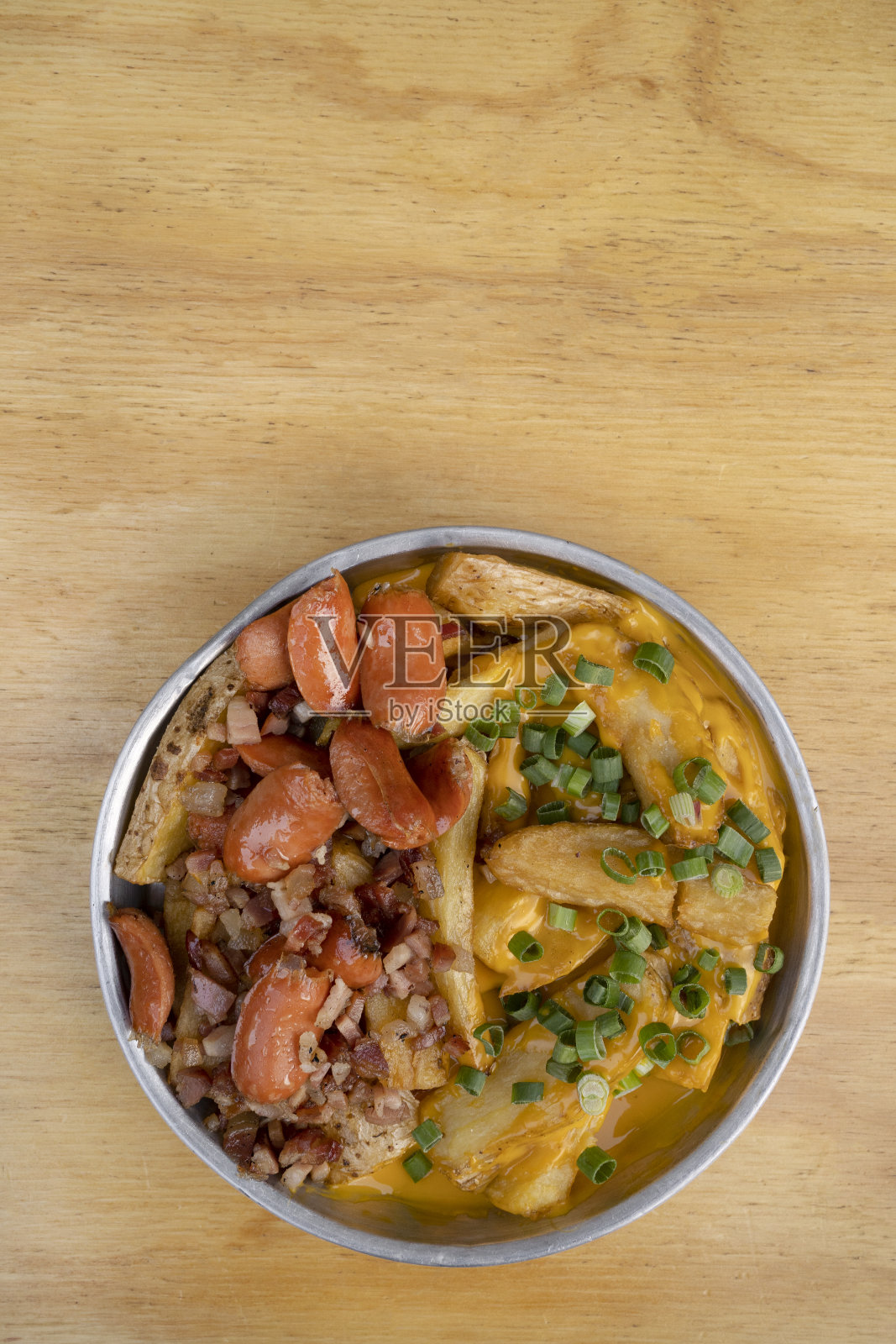 极品炸土豆配切达奶酪和香肠照片摄影图片