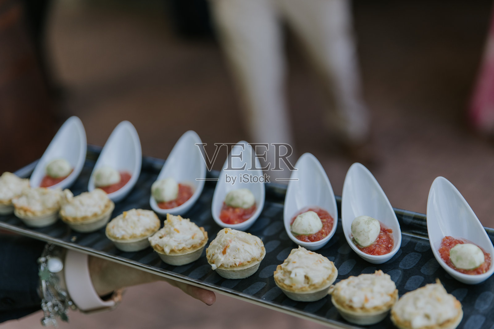 装饰精美的婚宴桌,有不同的食物,小吃和开胃菜,婚礼庆典照片摄影图片