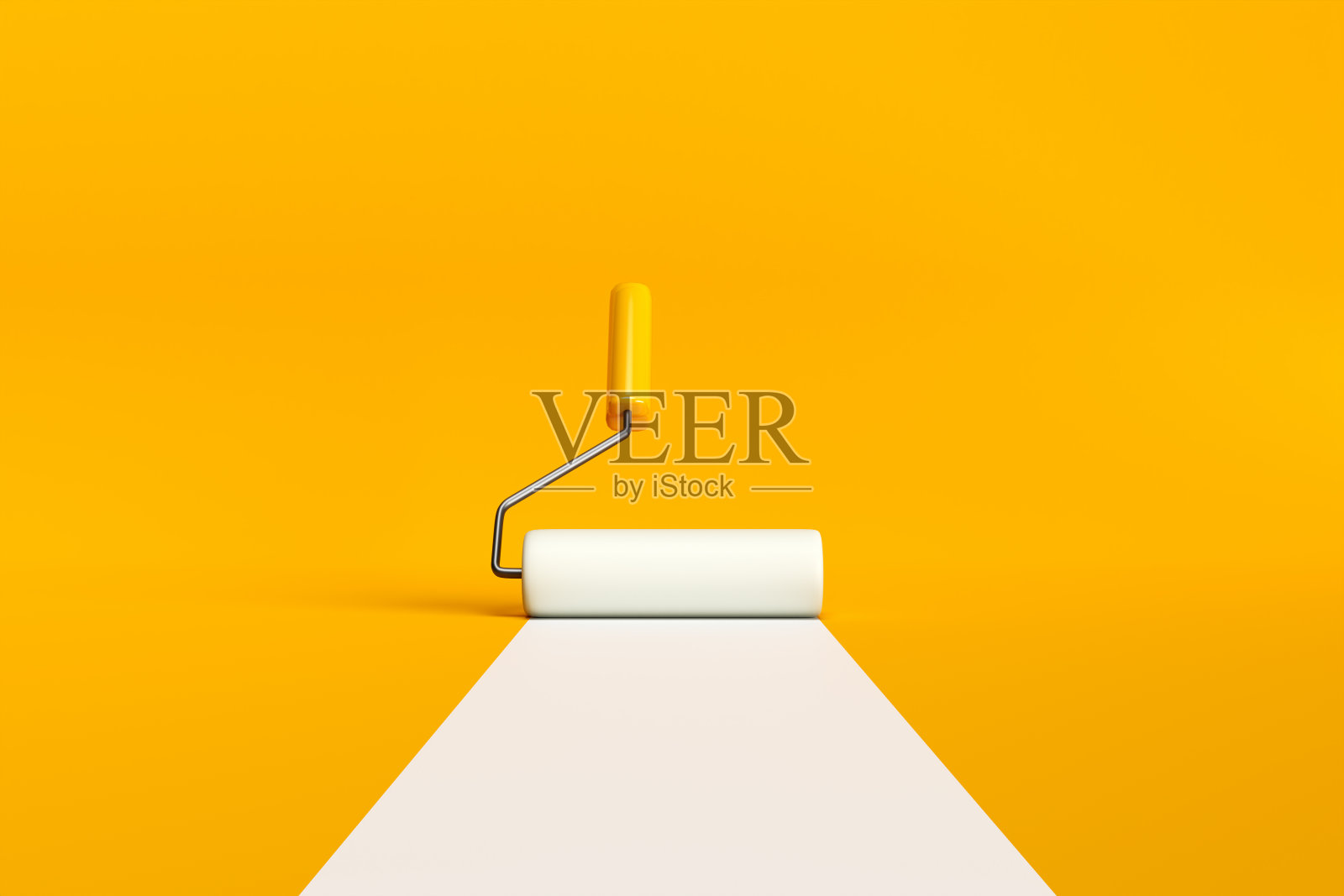 漆辊刷在黄色背景上画一条白线。照片摄影图片