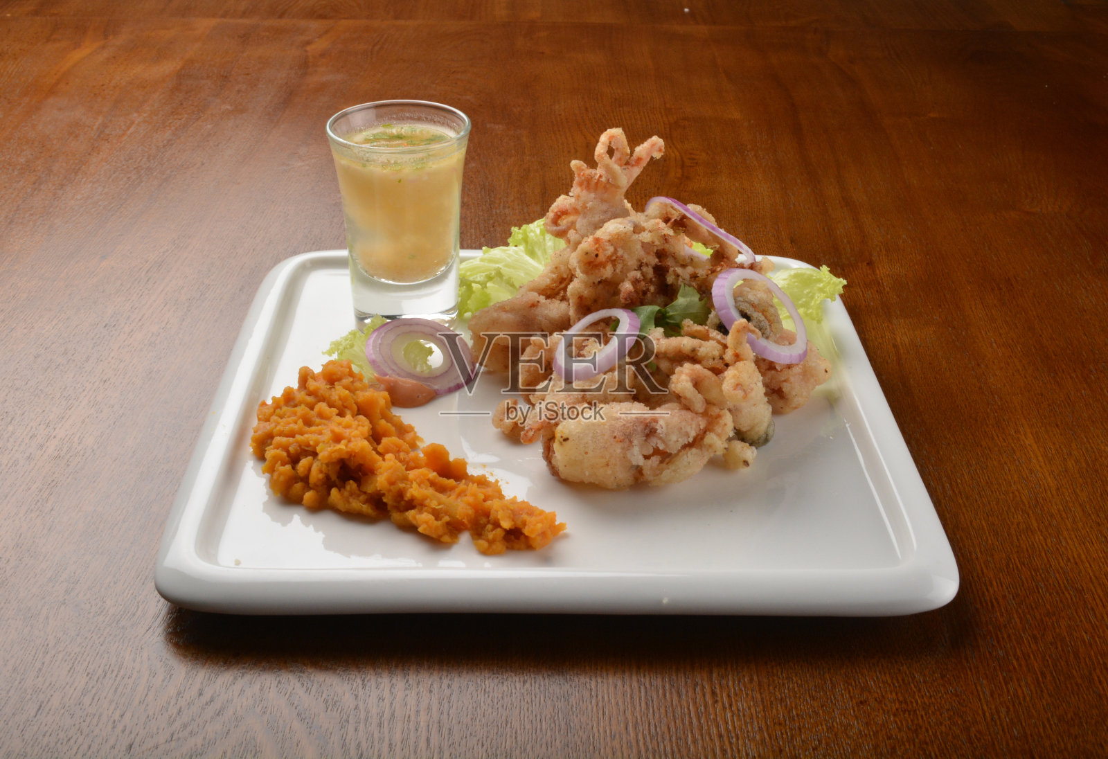 酸橙汁油炸章鱼海鲜开胃菜盘木桌精致西餐厅咖啡厅清真菜单照片摄影图片