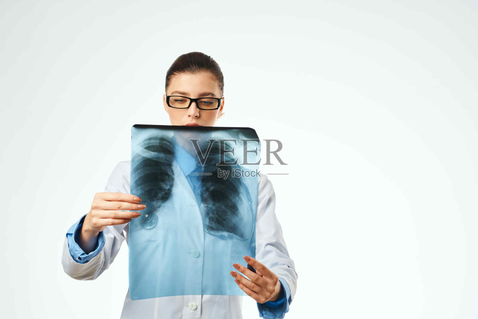 女医生诊断x线检查医院背景光照片摄影图片