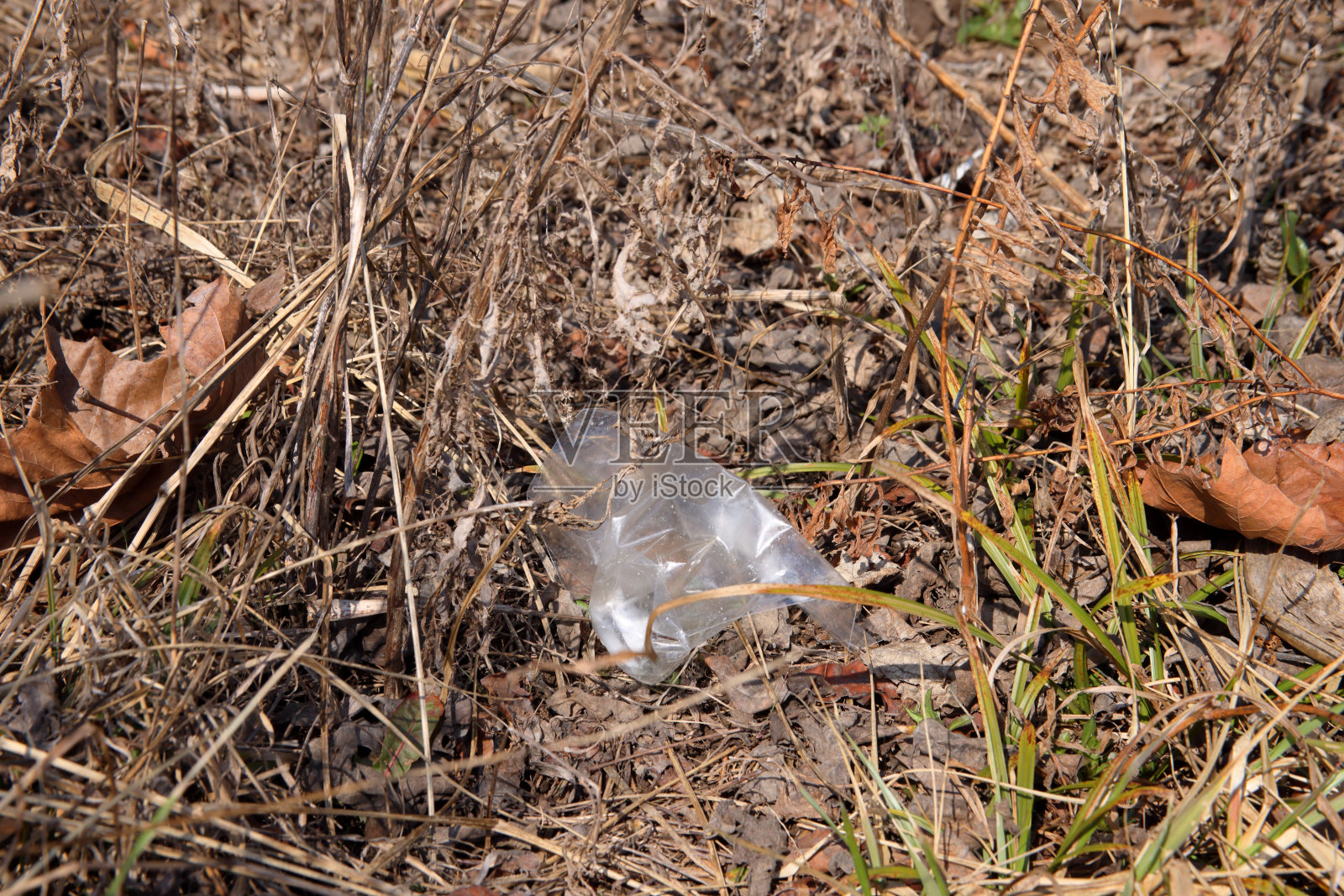路边的垃圾——不明塑料照片摄影图片