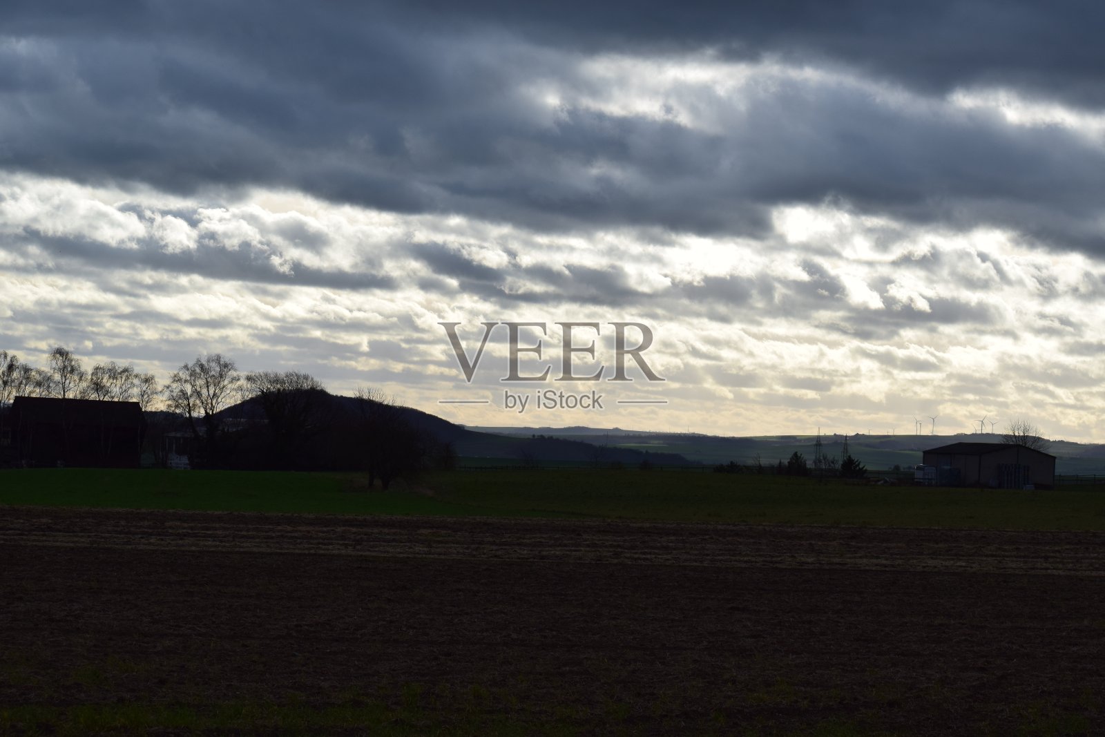 乌云笼罩着大地照片摄影图片