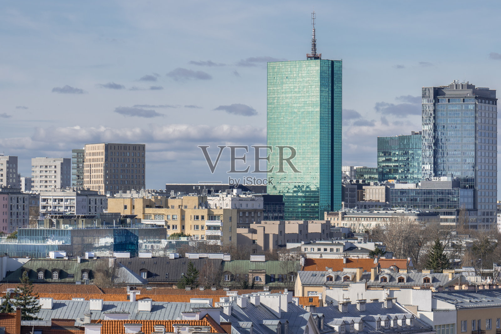 从空中俯瞰一座欧洲城市。城市景观。照片摄影图片