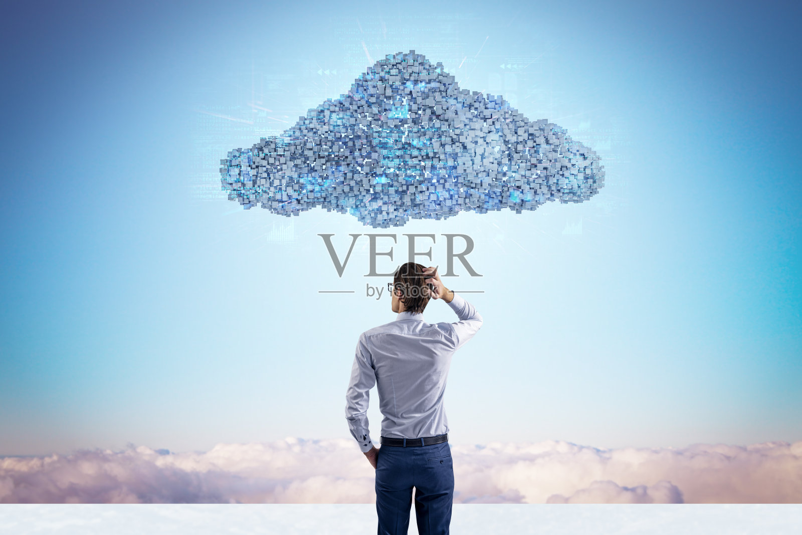 站在抽象数字云下的人的后视图,在明亮的天空背景上使用编程语言。数字存储、数据库、网络和技术概念。照片摄影图片