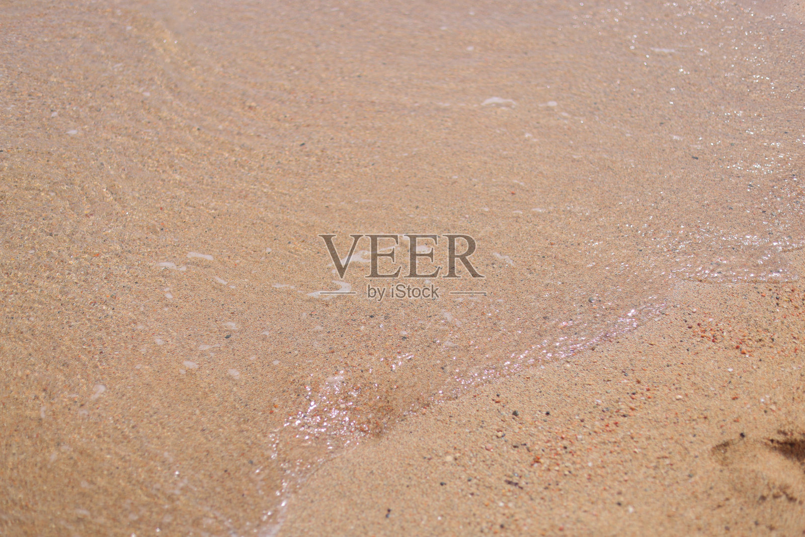 沙滩上带有气泡的柔和海浪背景照片摄影图片