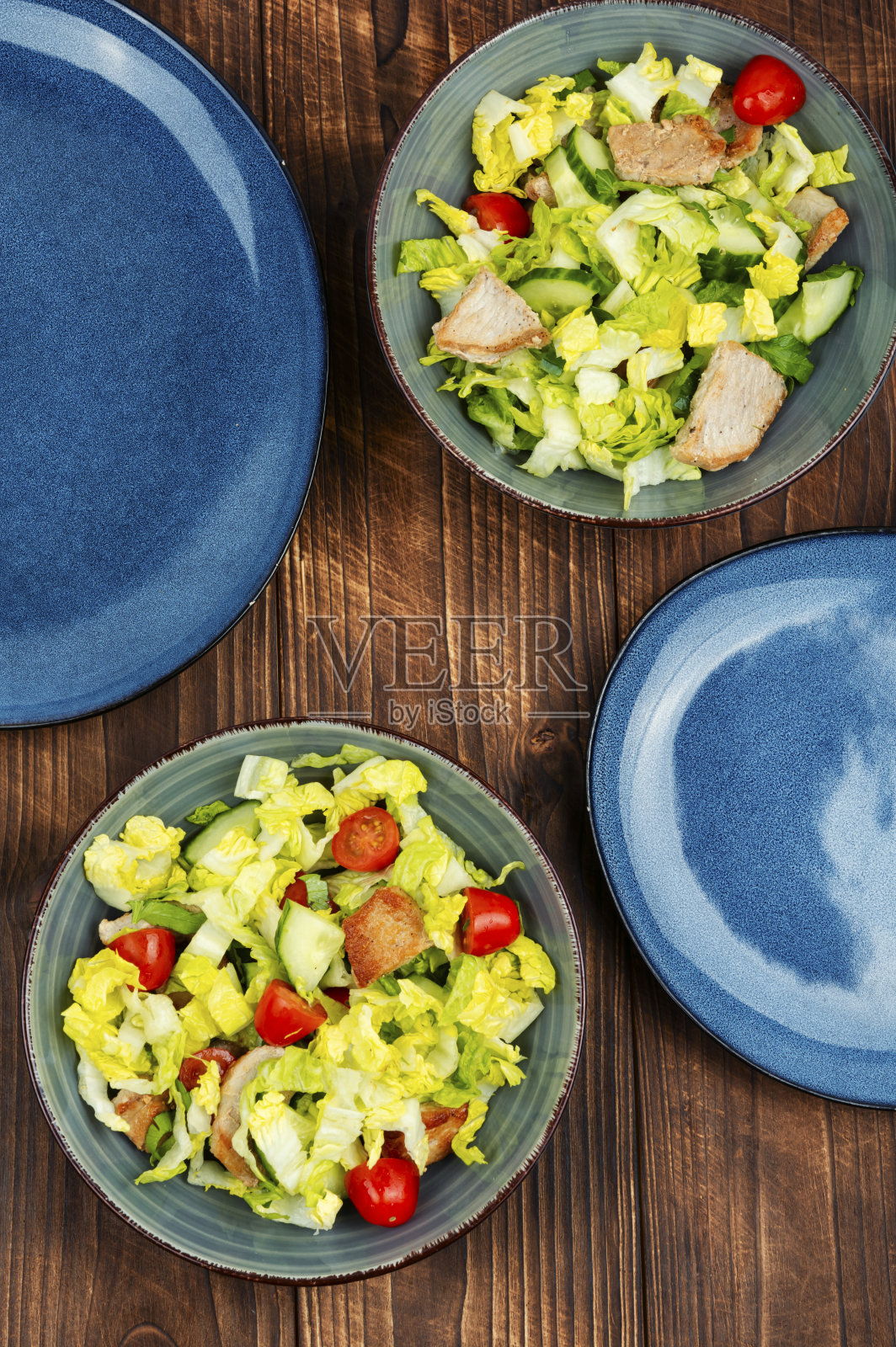 肉和新鲜蔬菜沙拉。照片摄影图片