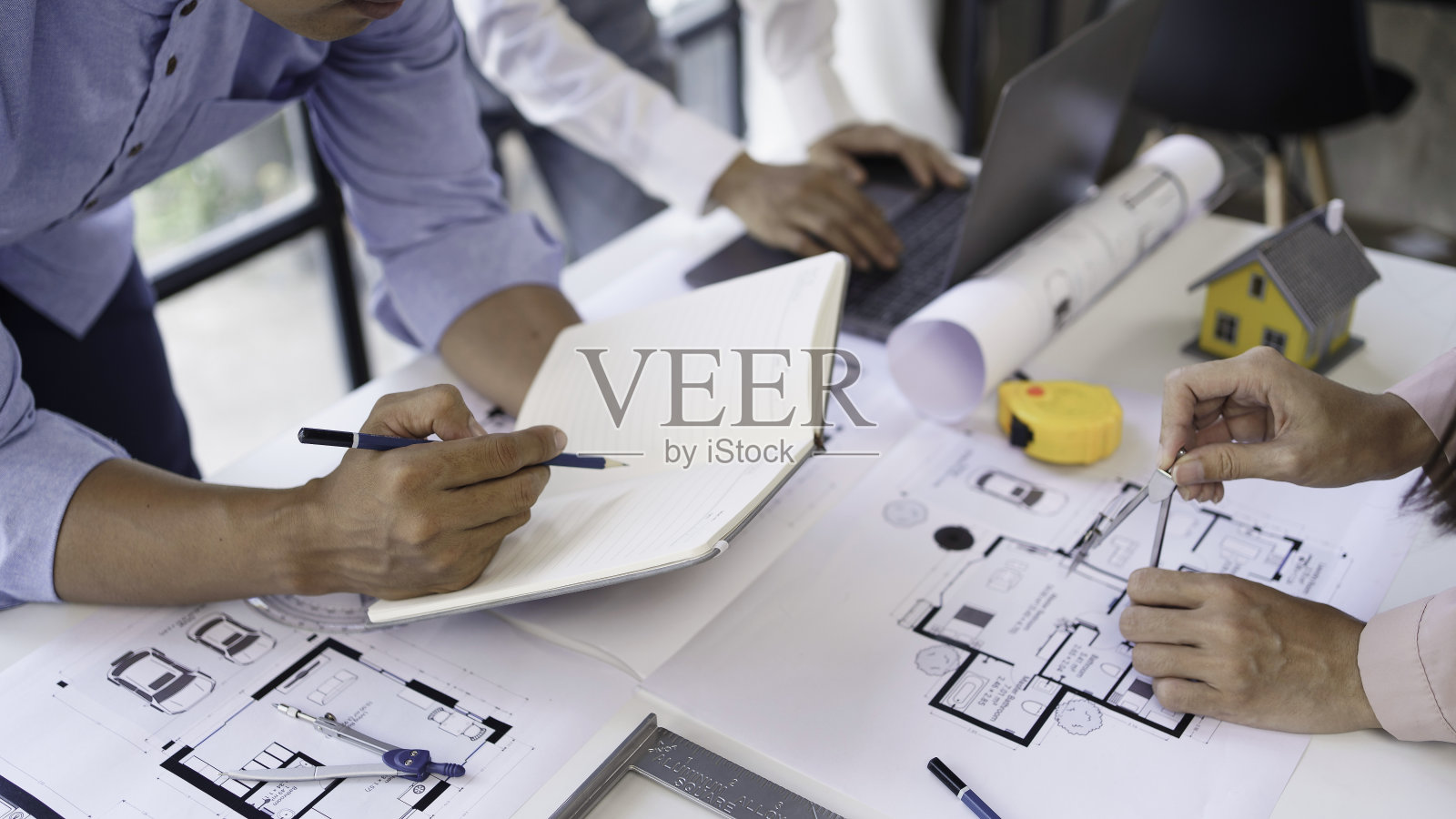 项目计划会议与工程师或建筑师一起工作,建立家庭模型,并在工作中使用工程工具创建模型和蓝图。照片摄影图片