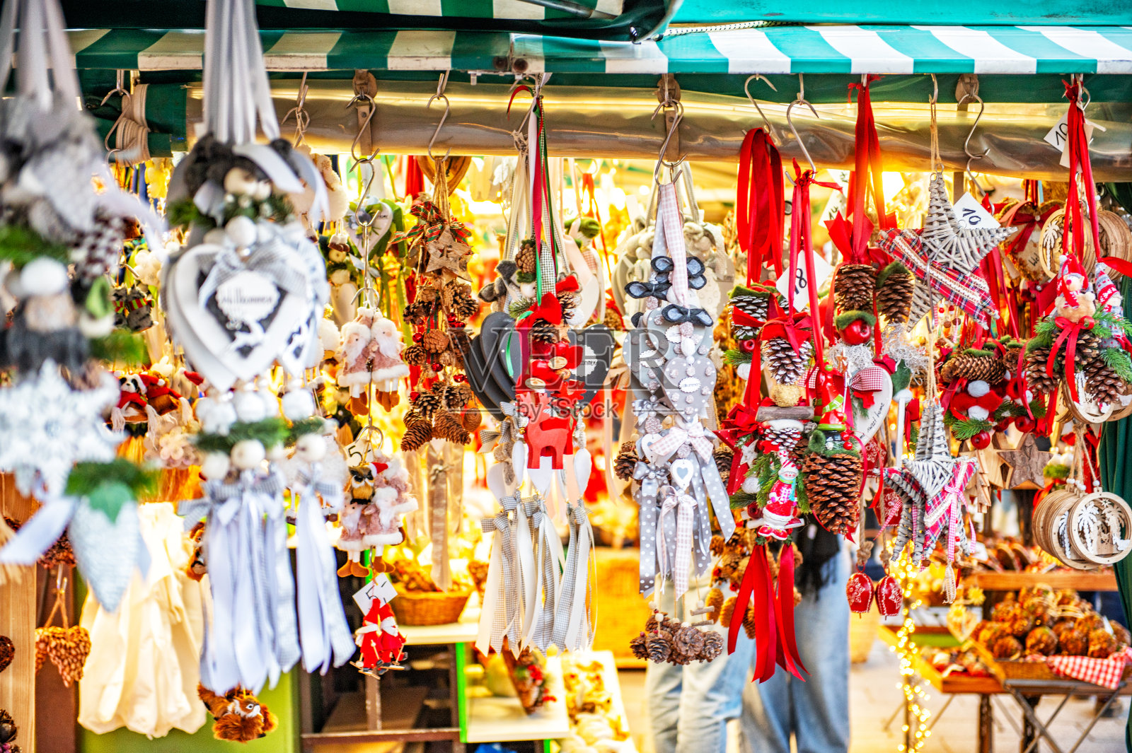 德国慕尼黑的viktualienmarket上的圣诞装饰品摊位照片摄影图片