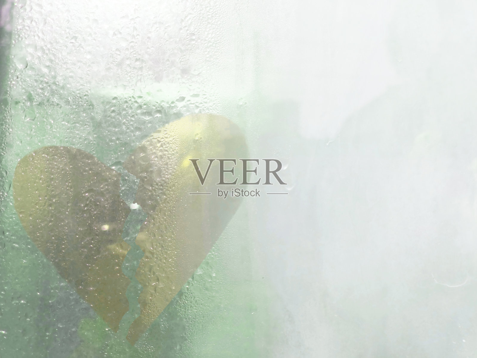 窗户镜子和水滴双重曝光,带有独立的心形,表达概念照片摄影图片