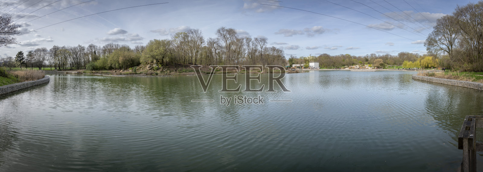 热内维尔,法国- 03 16 2024:尚特兰公园。大自然在春天开花。人造池塘的景观照片摄影图片