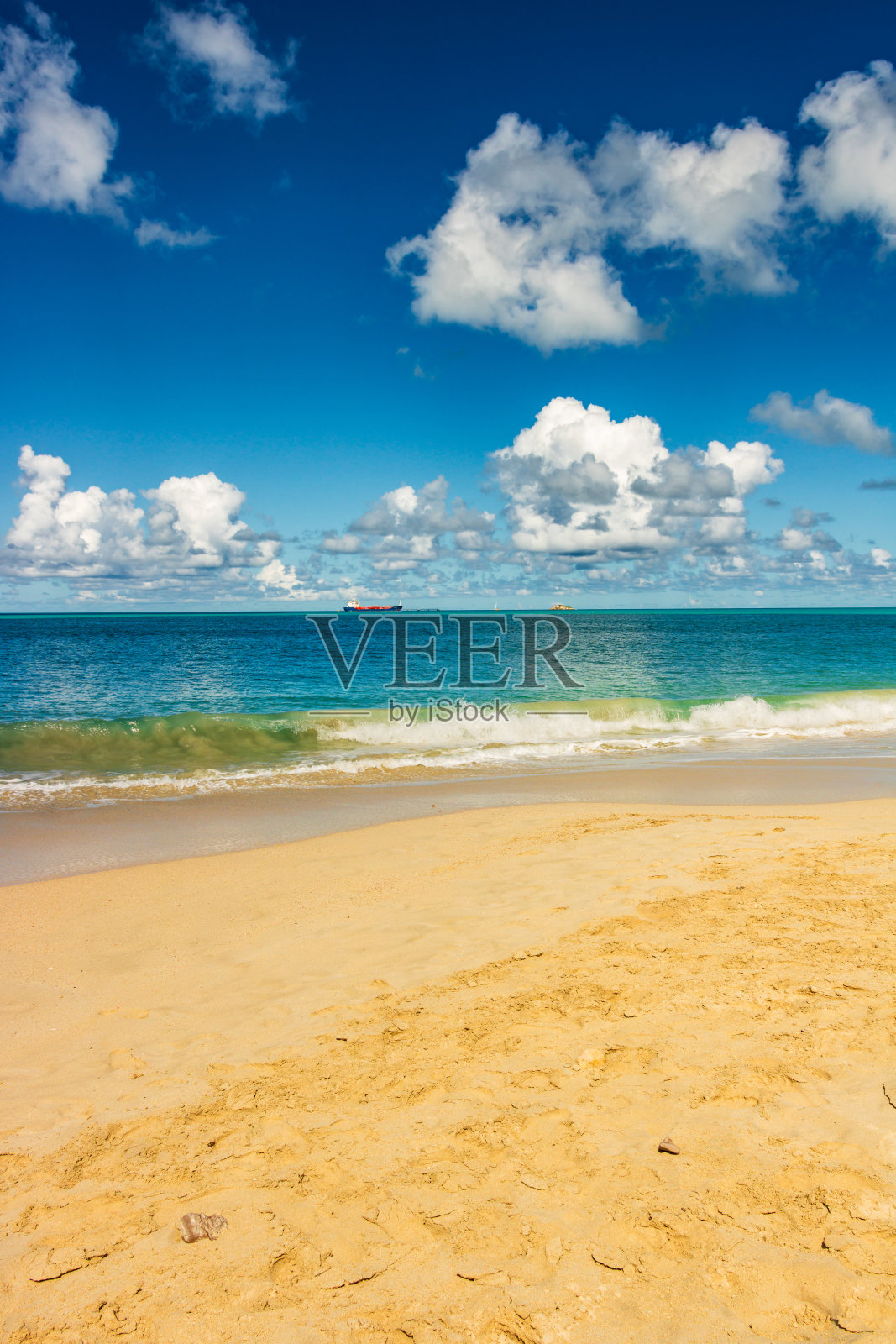 加勒比海的沙滩,白色的沙滩,深蓝色的天空和碧绿的海水照片摄影图片