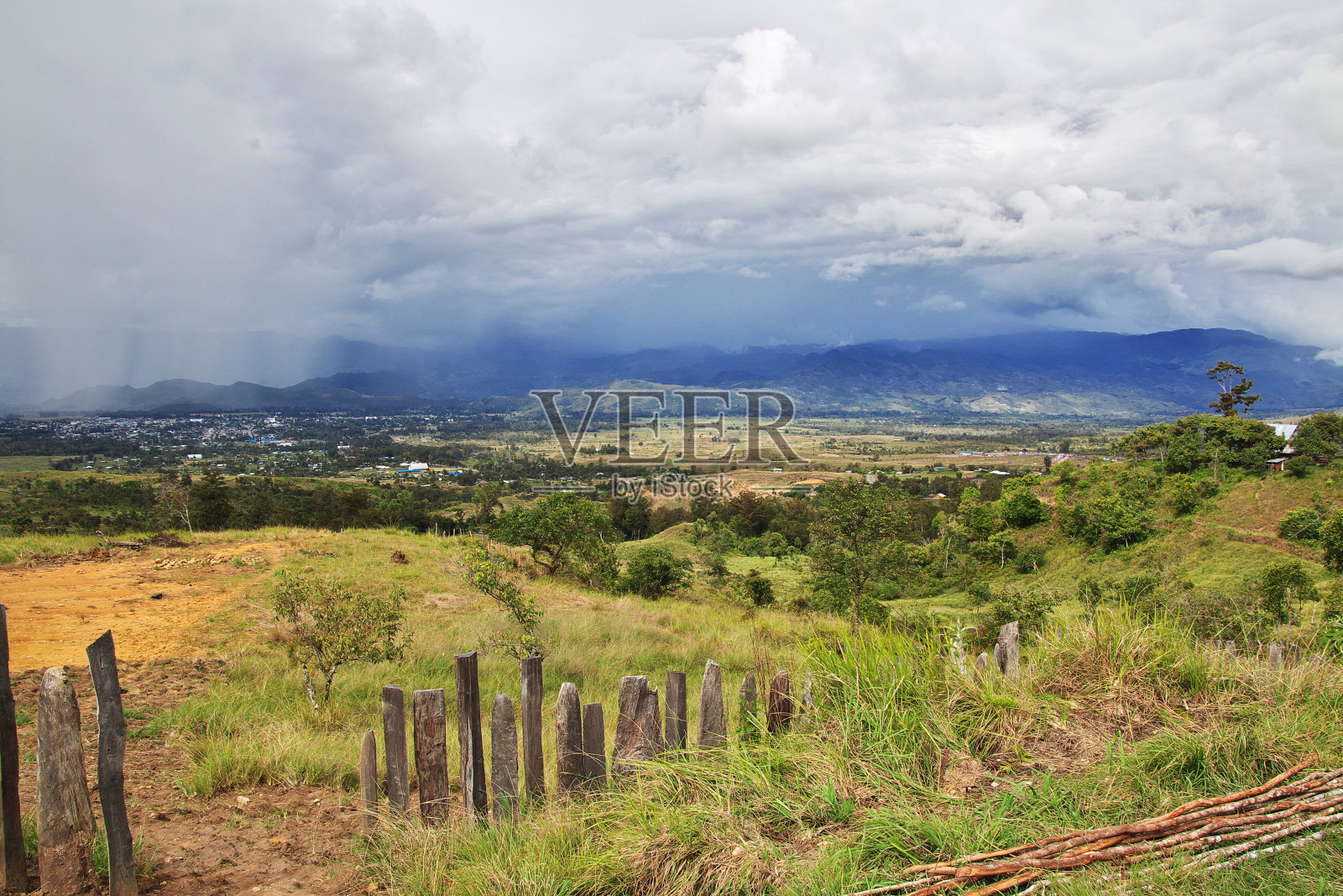 在印尼巴布亚瓦梅纳山谷的追踪照片摄影图片