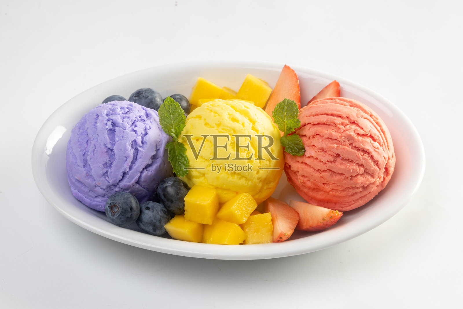 在白色背景上单独放置一碗新鲜浆果冰淇淋照片摄影图片