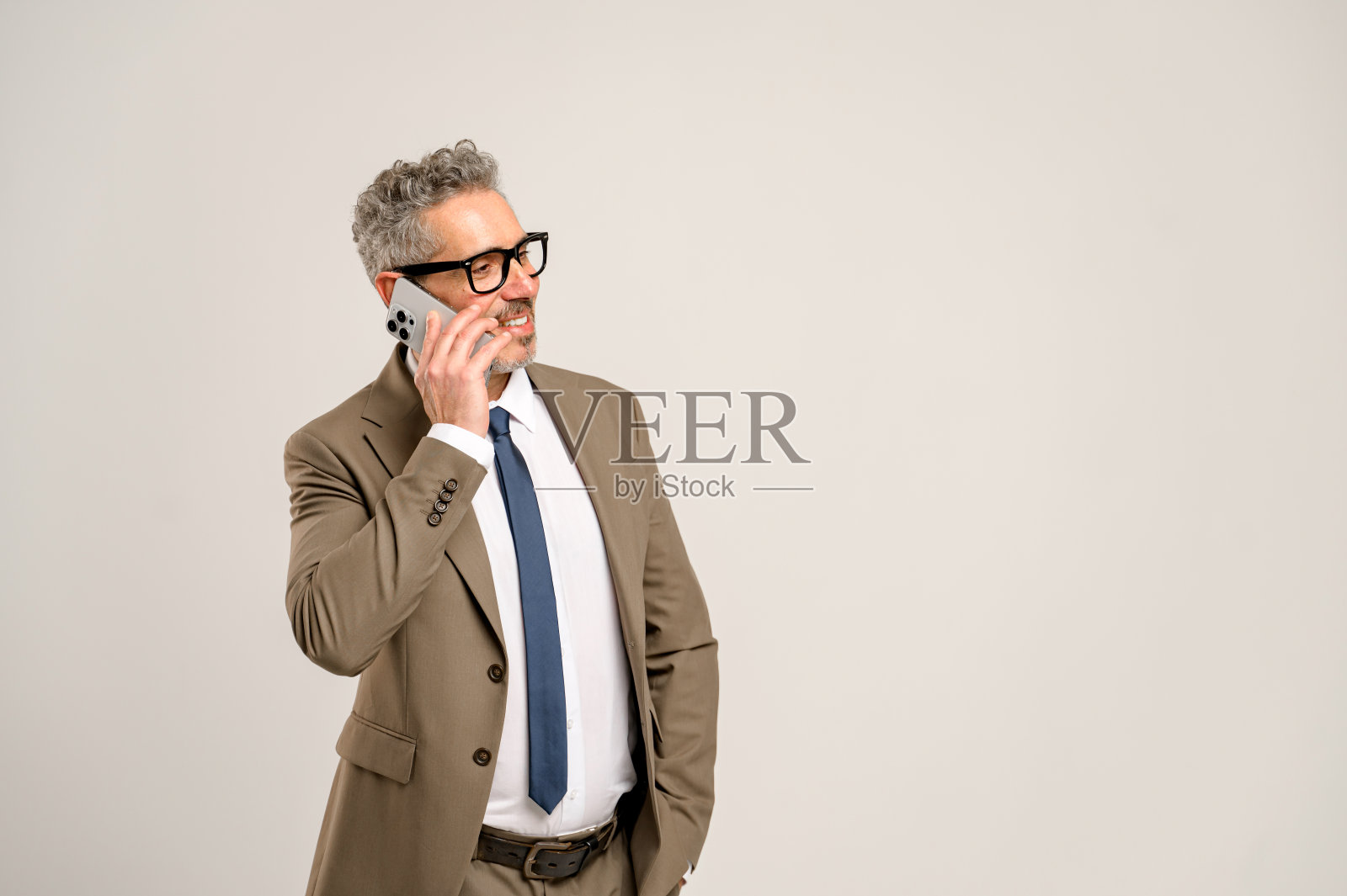 穿着正装的高级商人照片摄影图片